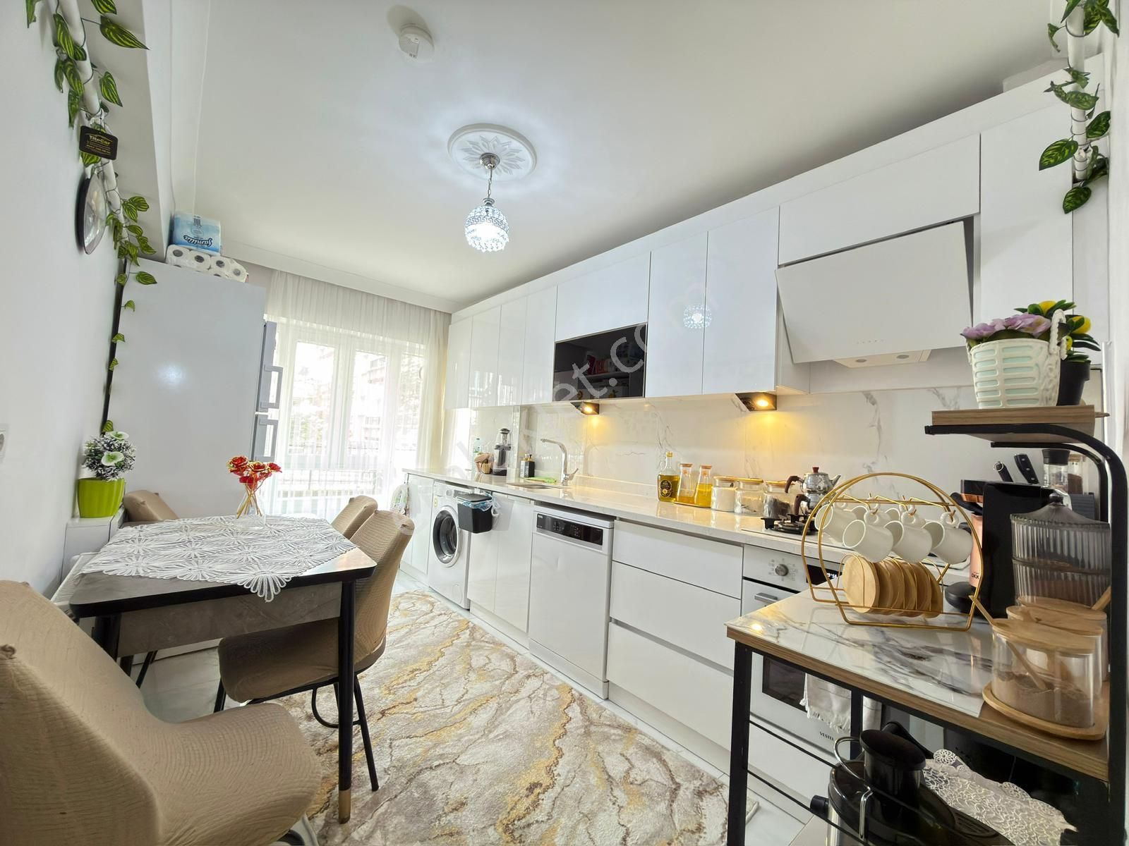 Kariyer'den Çambaşı Cad. Paraleli Asansörlü Lüx Yapılı Giriş 3+1