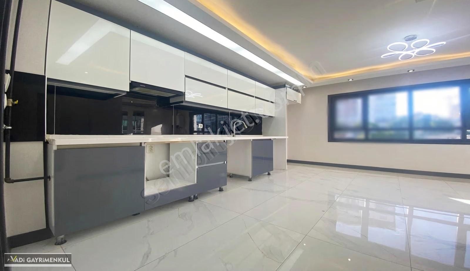 Vadi'den Site Konseptinde Lüks Yapılı Geniş Balkon Şık 4+1 !