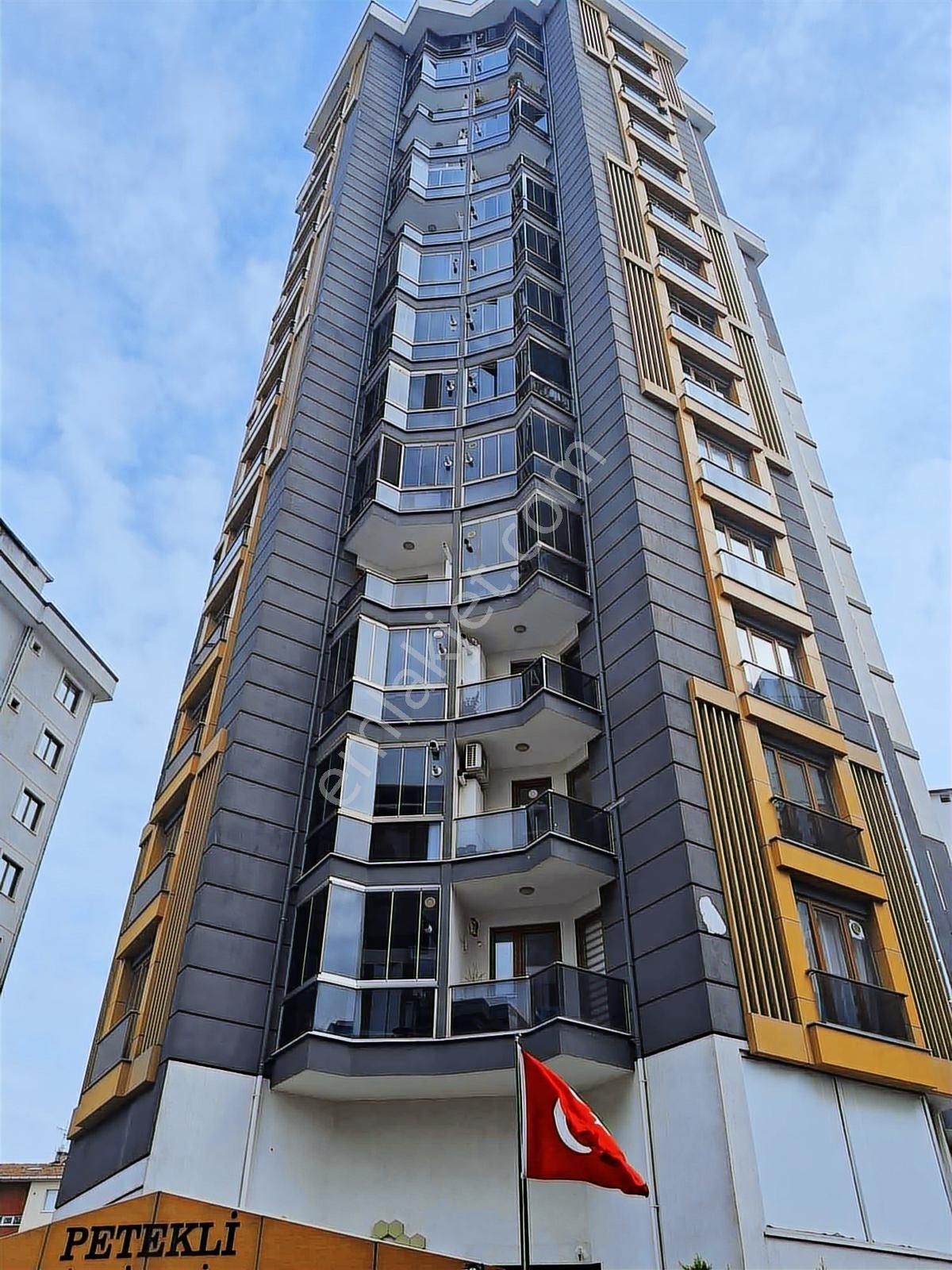 Karlıktepe'de Merkezi Konumda Kapalı-açık Otopraklı 2+1 Daire