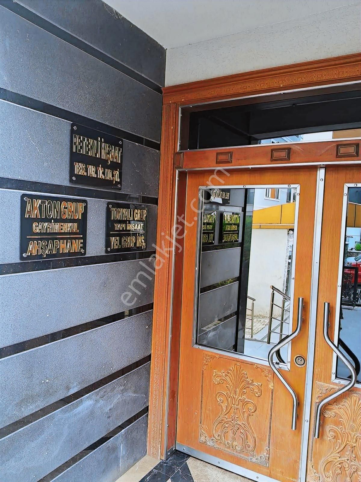 Karlıktepe'de Merkezi Konumda Kapalı-açık Otopraklı 2+1 Daire - Görsel 2