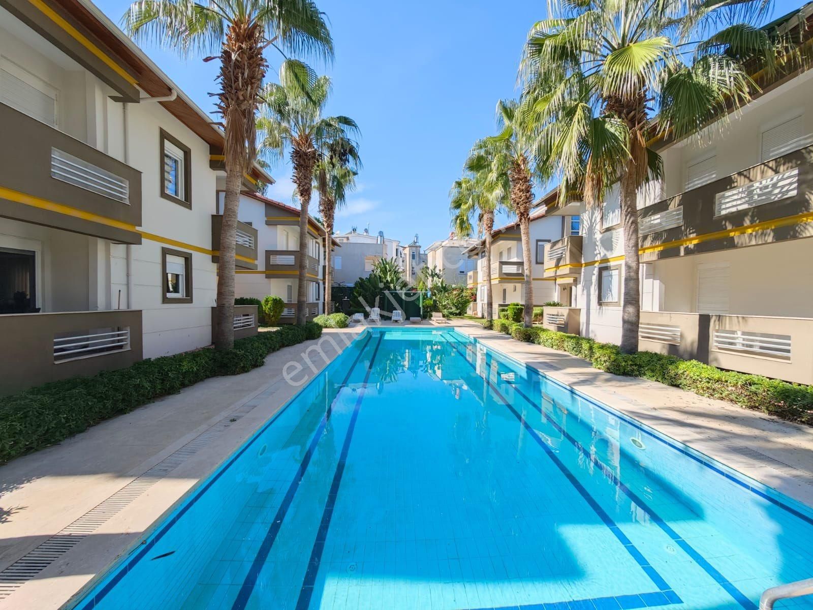 Belek’te Havuzlu Site İçerisinde Lüks Tripleks Villa