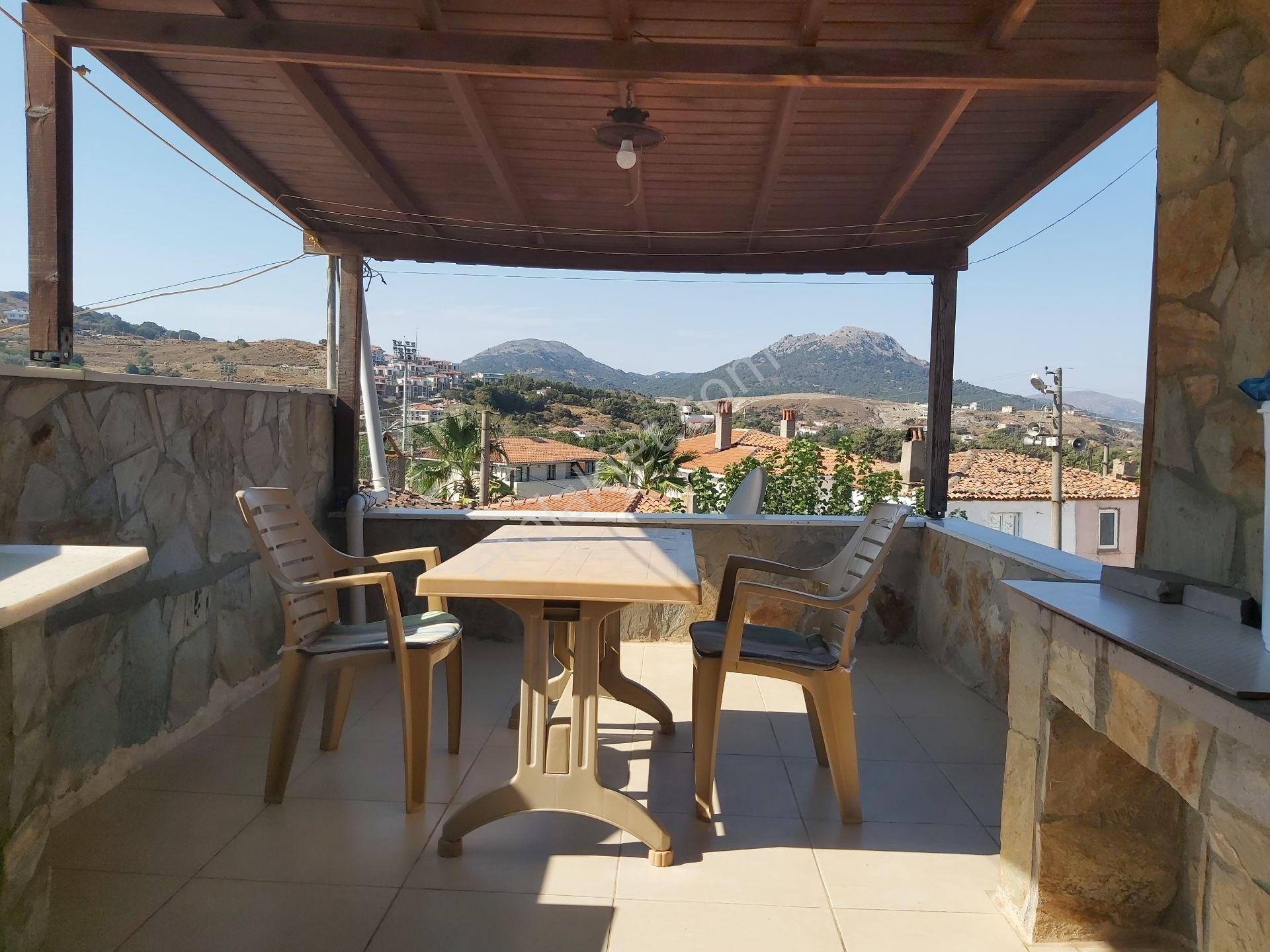 Gökçeada Merkezde Full Eşyalı Teraslı 3 Katlı Uzun Dönem Kiralık