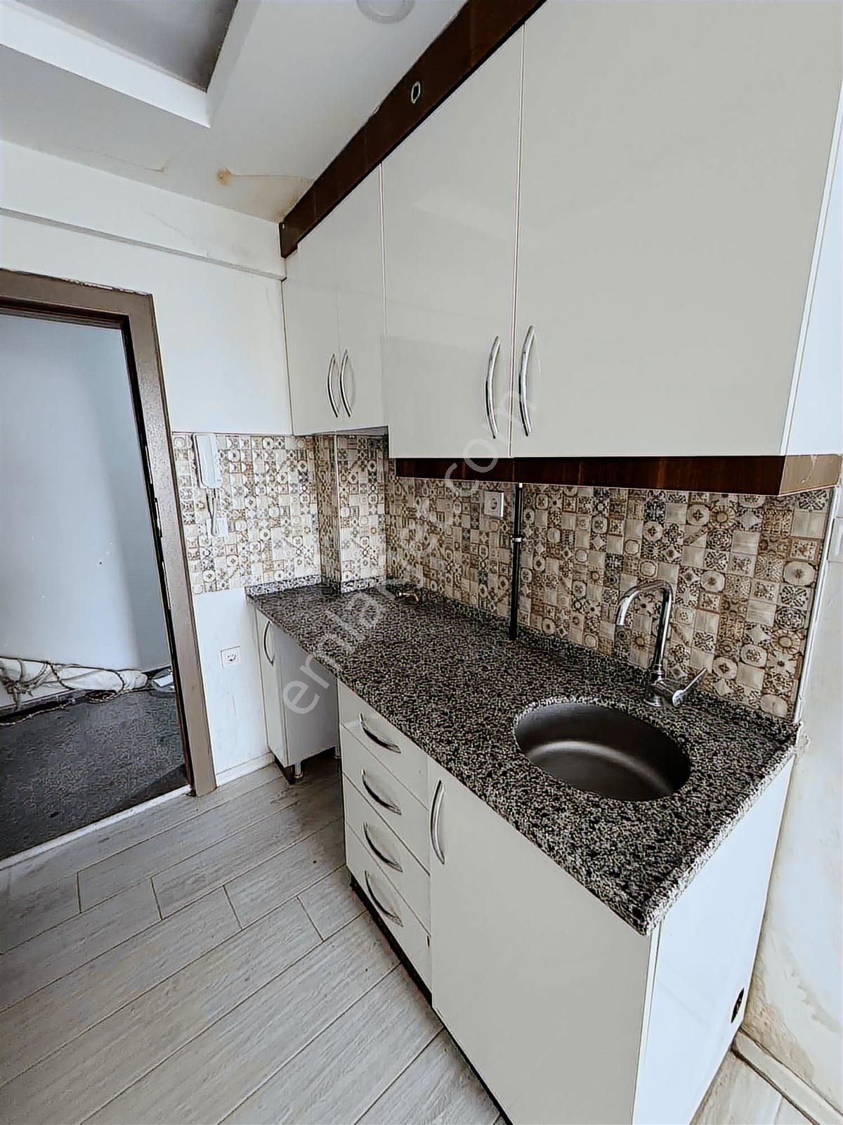 Üniversite Yakını Depozitosuz Eşyasız Ara Kat 1+1 Balkonlu Daire - Görsel 7