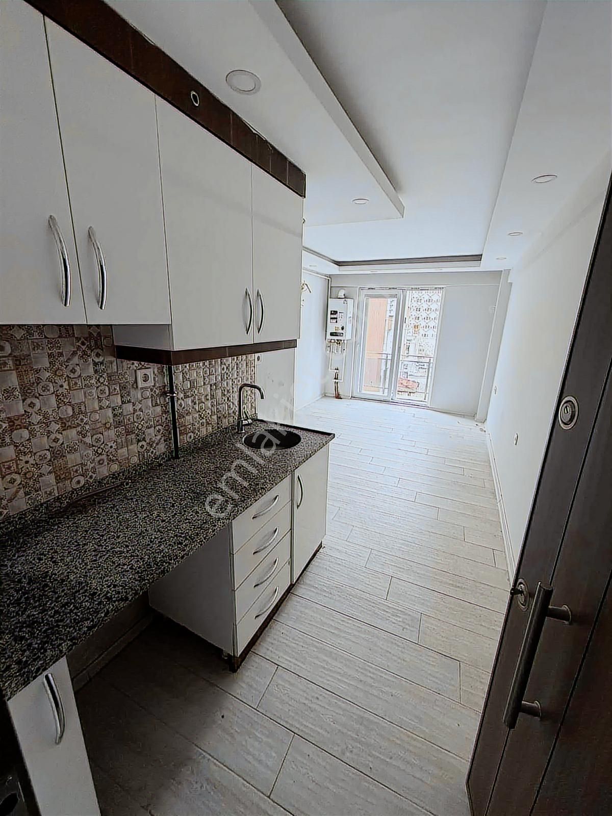 Üniversite Yakını Depozitosuz Eşyasız Ara Kat 1+1 Balkonlu Daire