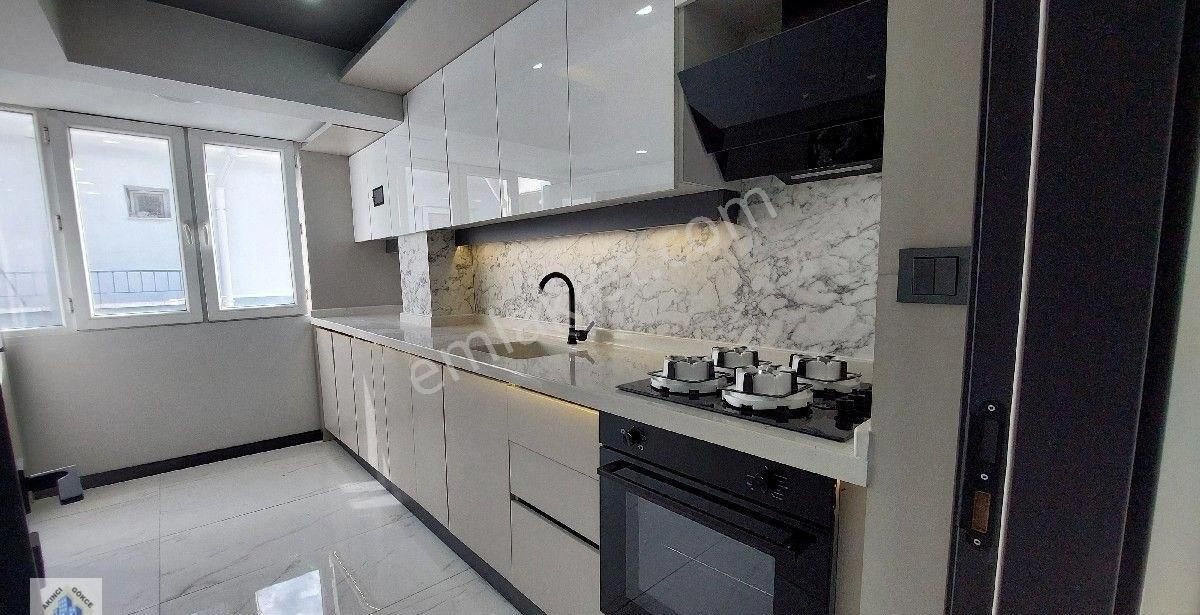 Akşemsettin'de 3 Cepheli Ful+ful Yapılı Kat Da 3+1 Daire