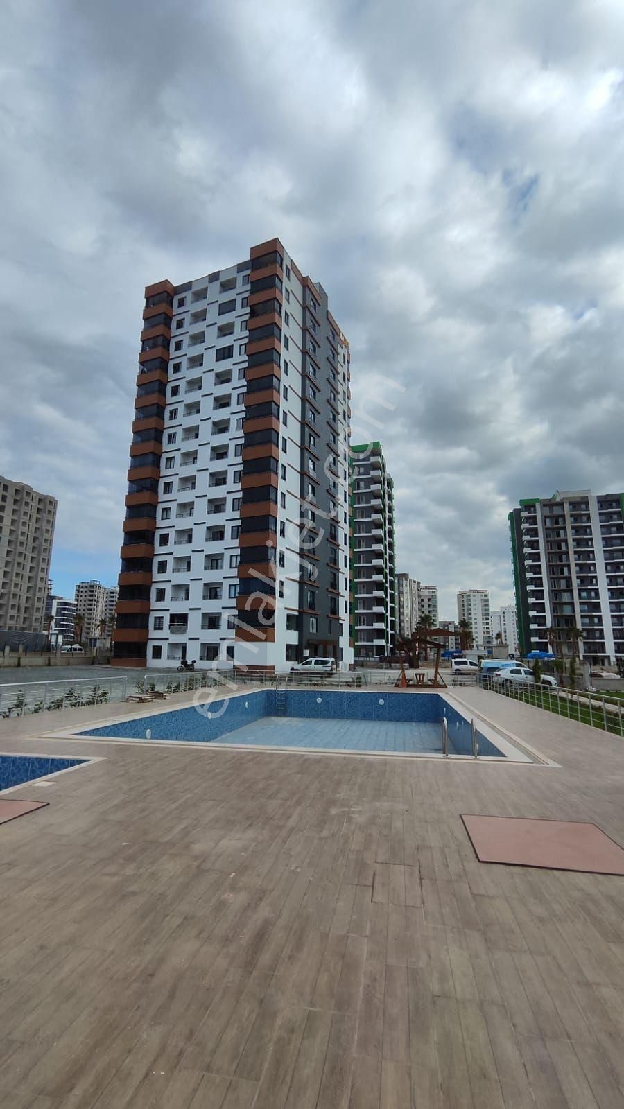 Thor'da Mezitli Akdeniz Mahallesinde Havuzlu 2+1 Kiralık Daire