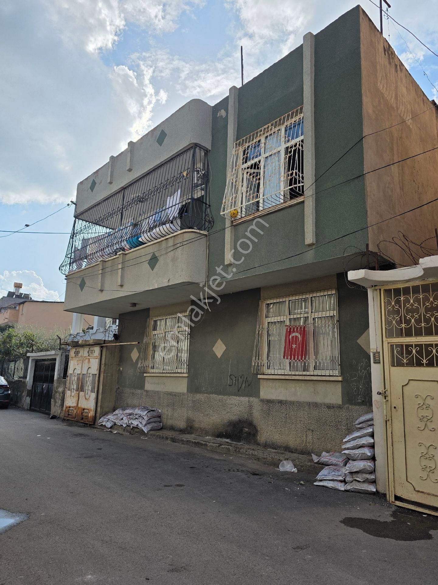 Bey Mahallesi Akkapı Semt Pazarı Karşısı(beyrut Mahallesi )