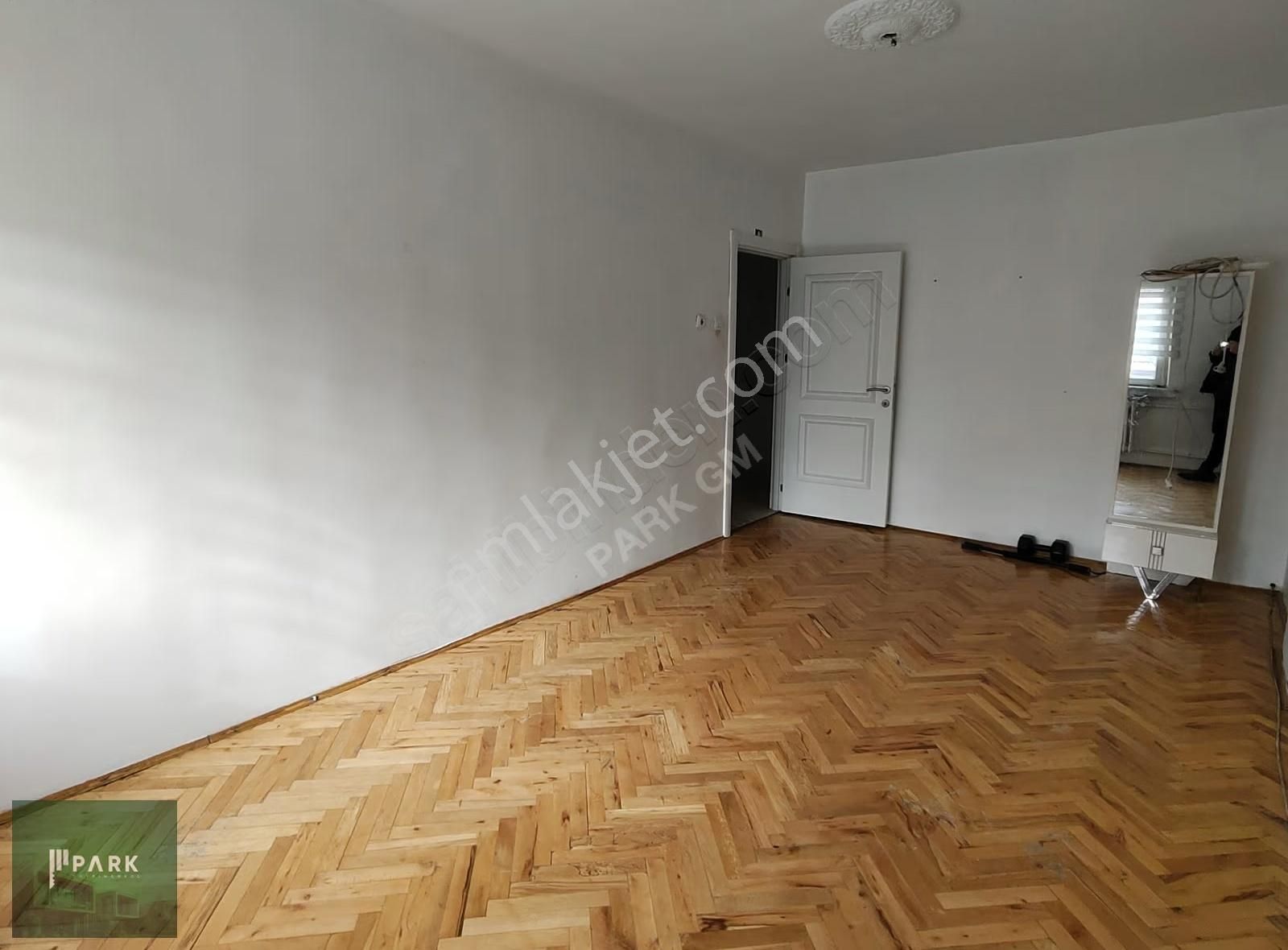 Park Gayrimenkul'den Mamure'de Cadde Üzeri Ara Kat Satılık 3+1