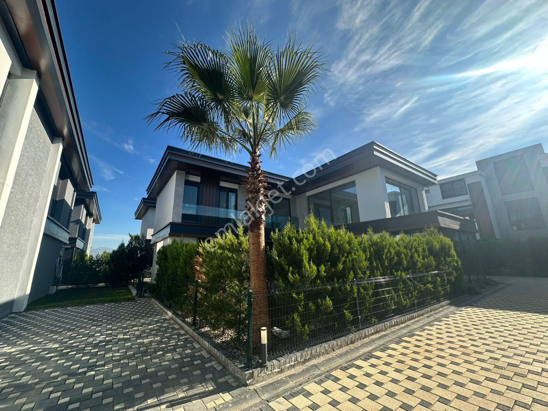 Sasalı'da Müstakil Havuzlu Otoparklı 220 M2 Satılık Villa