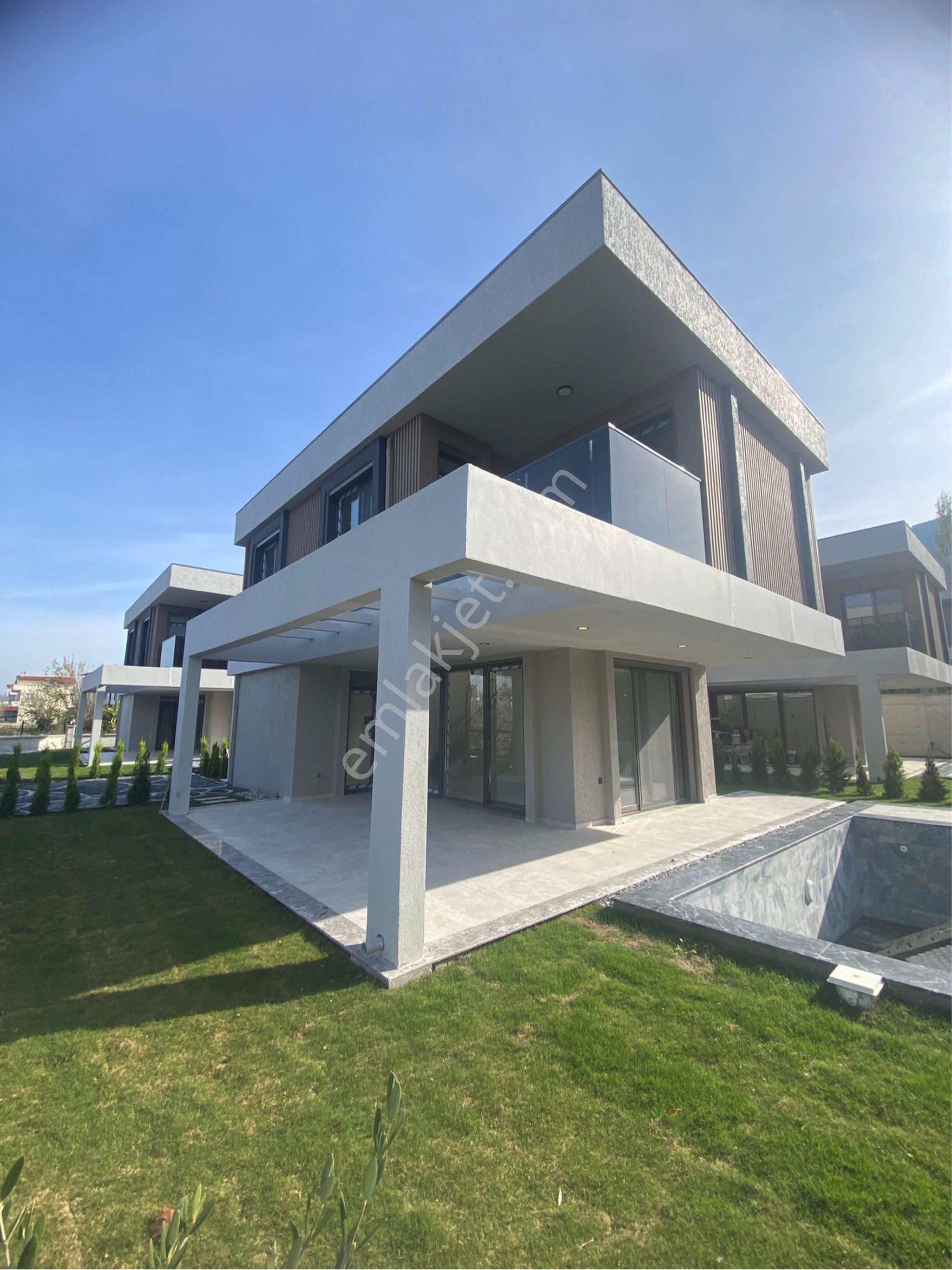 Güzelçamlı'da Tek Müstakil Özel Havuzlu 3+1 Satılık Villa