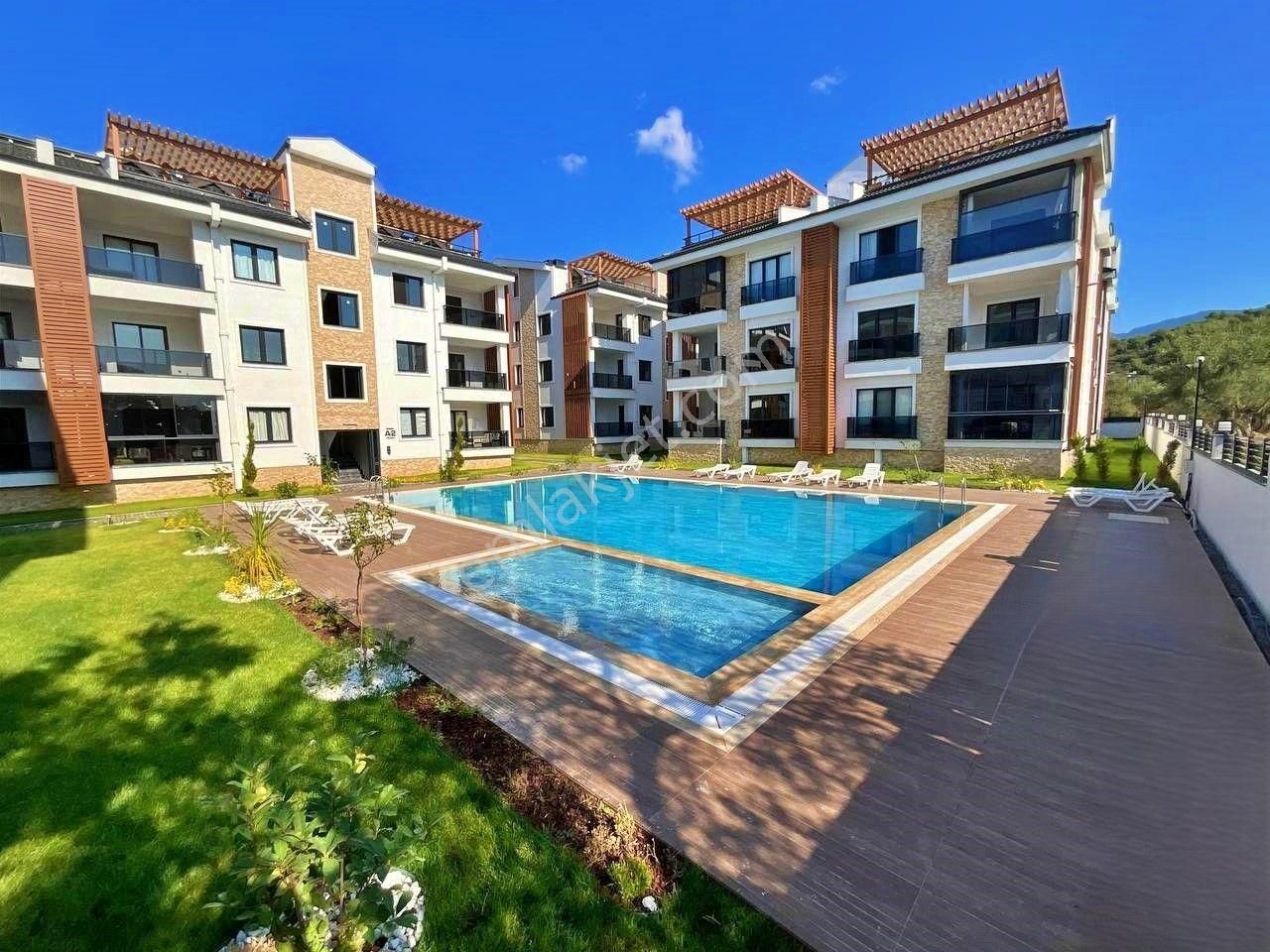 Uytundan Akçay-güre Arasında Havuzlu Ultralüks 1+1 Daire