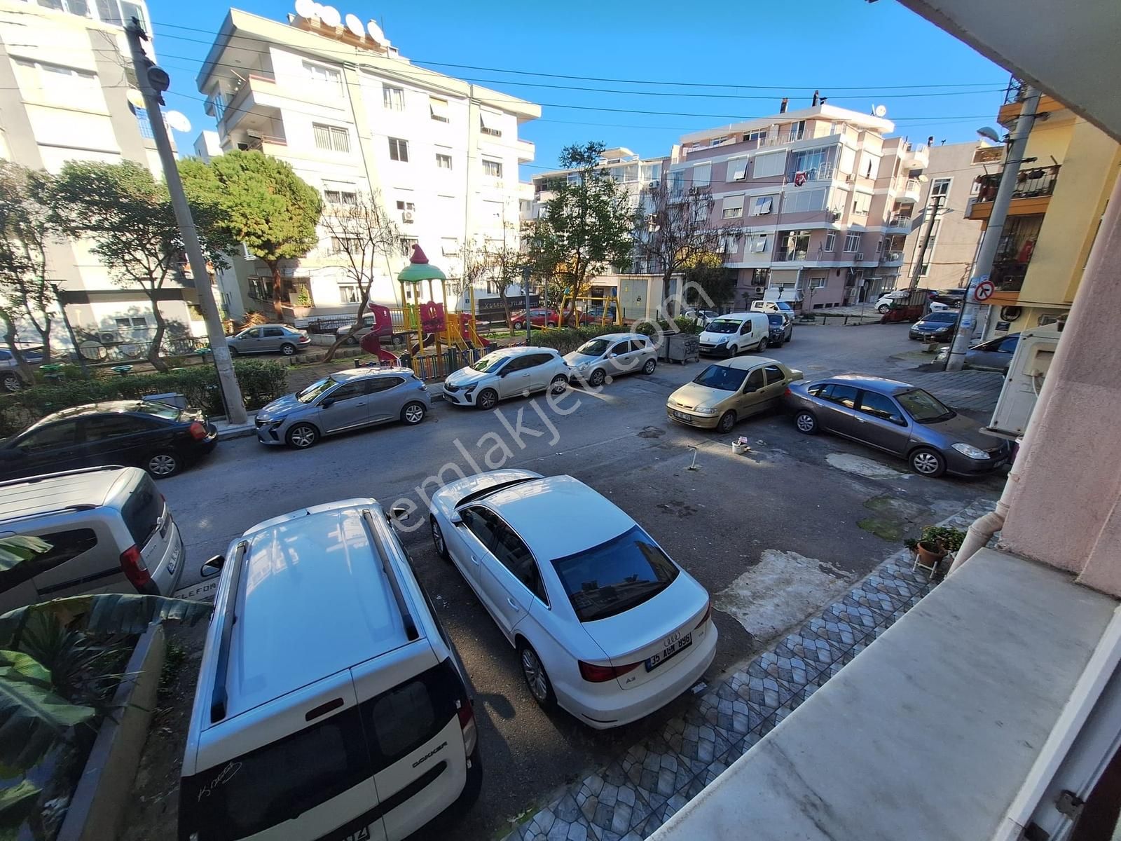 Hatay Metro Çıkışı Cadde Yanı Park Manzaralı