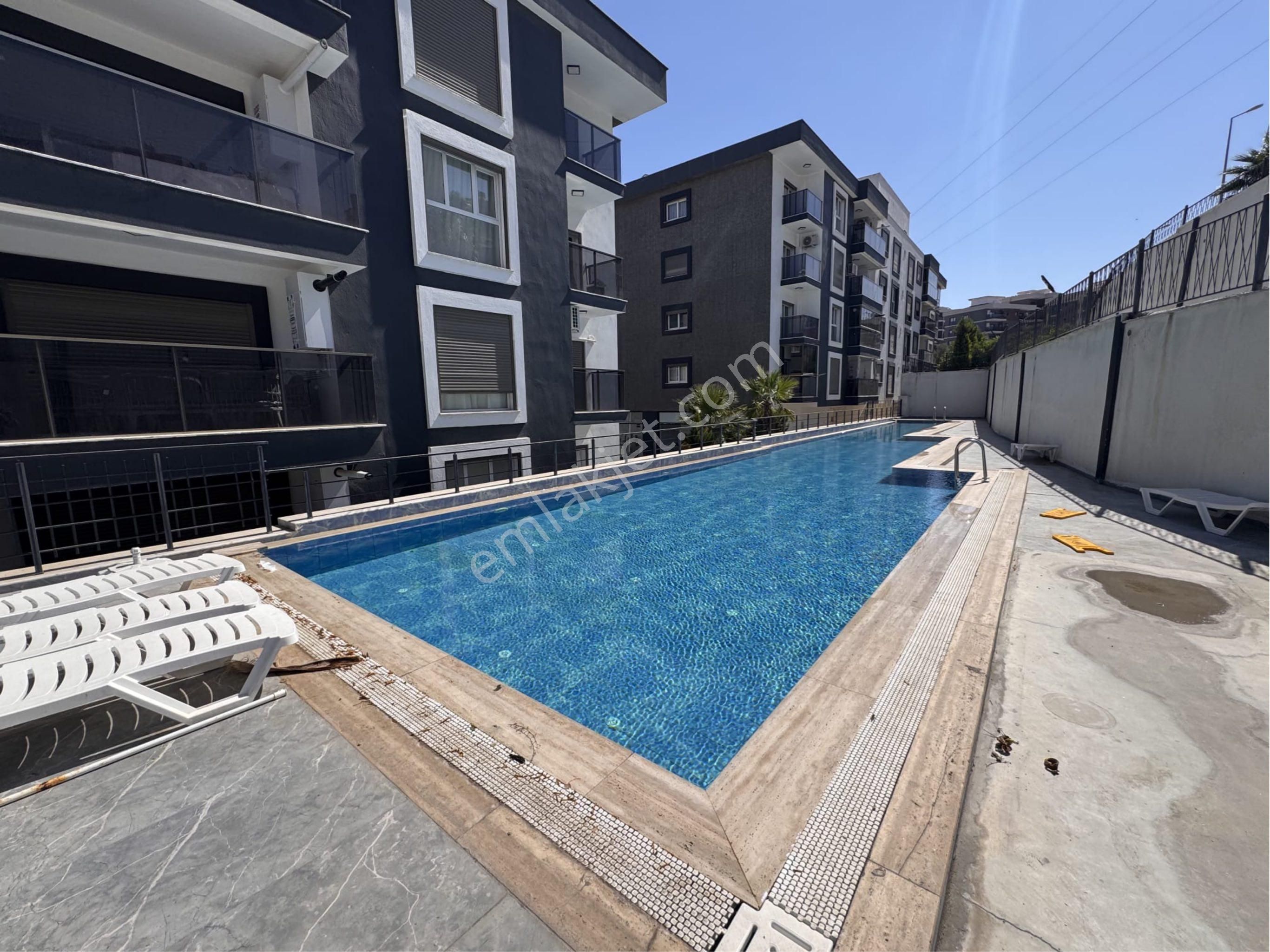 Kuşadası Merkez’de Kat Mülkiyeti Satılık Lüks 2 + 1 Daire