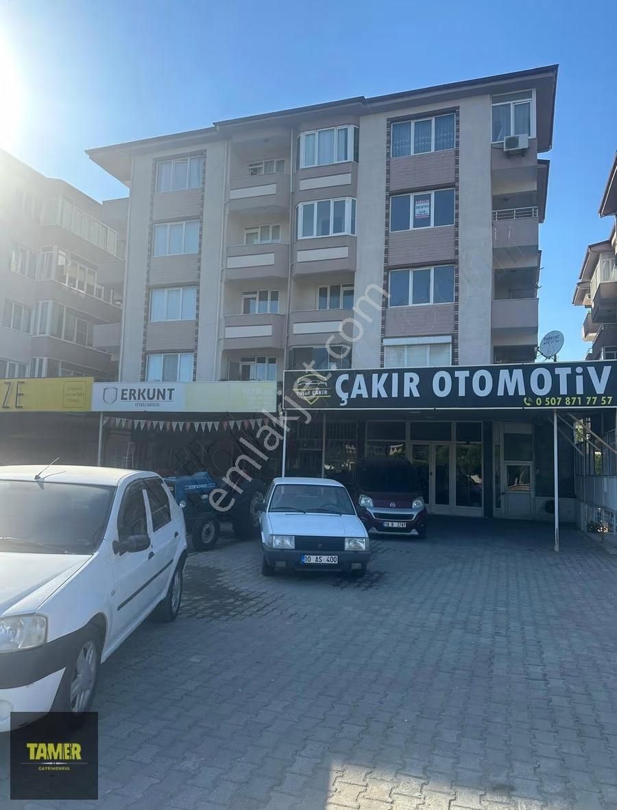 Burhaniye'de Anayol Üzeri Arakat Ön Cephe Asansörlü 3+1 Daire