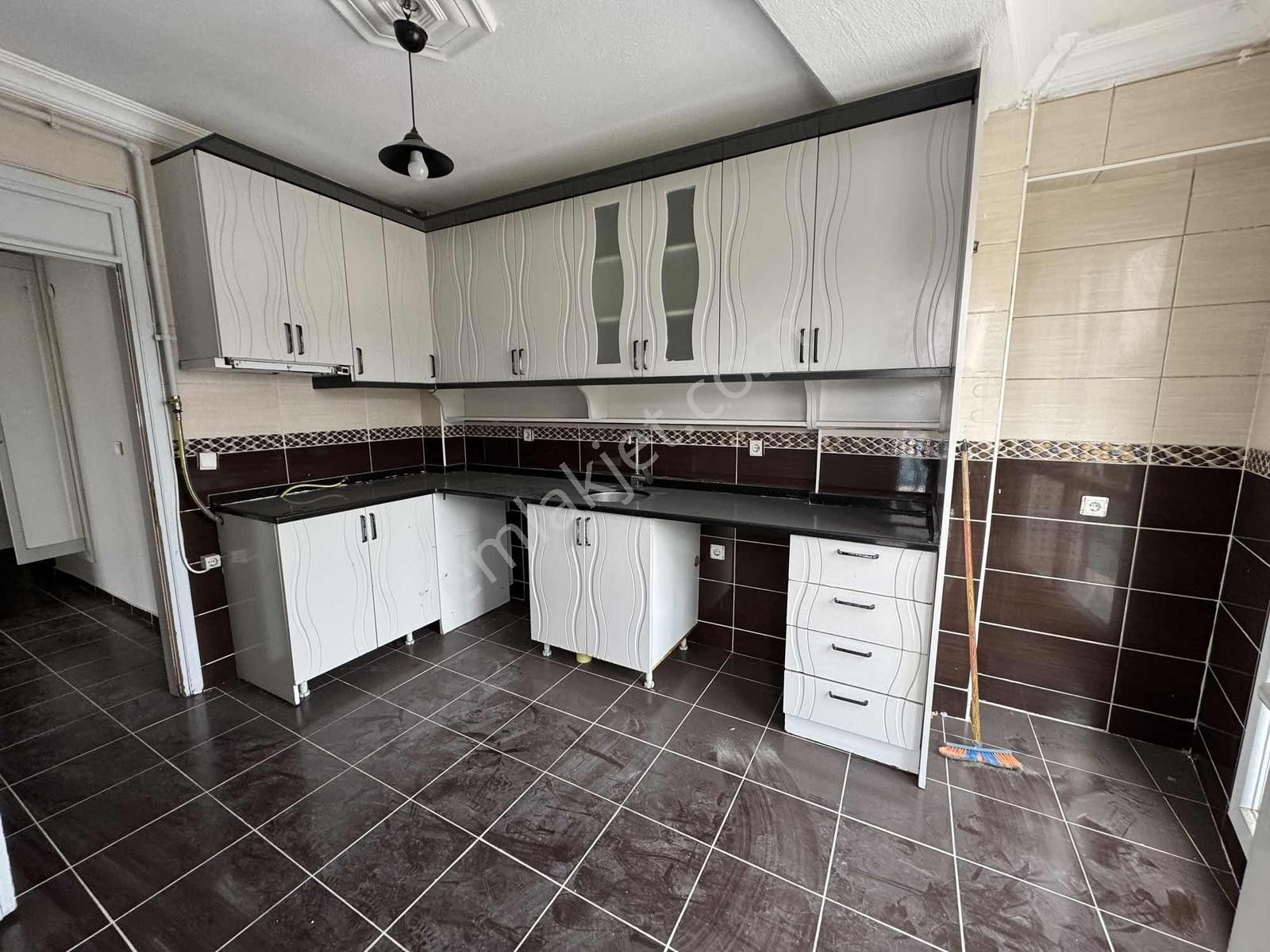 Buca İnönü Mah 90 M2 Cadde Üzeri Dgazlı Kiralık 2.kat Köşe Daire