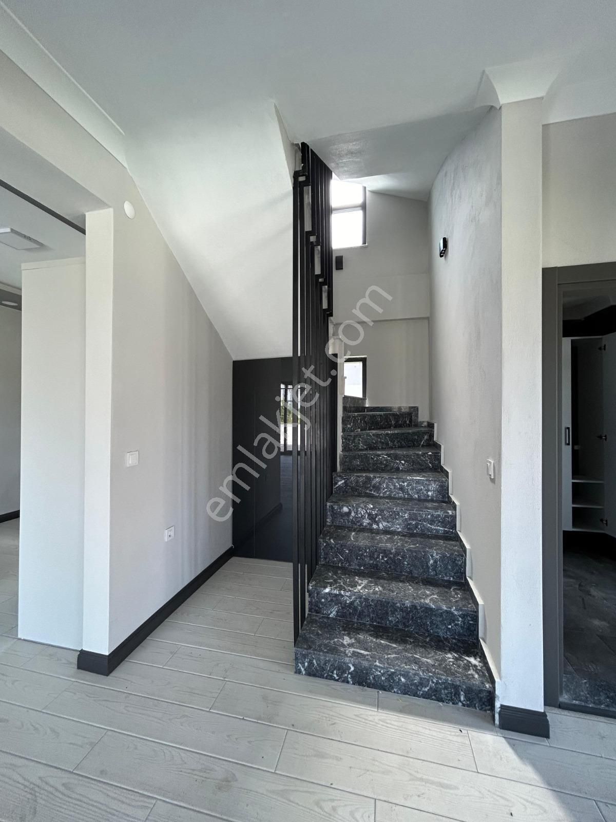 Karasuda Deniz Manzaralı Müstakil Bahçeli 4+1 Satılık Tripleks - Görsel 14