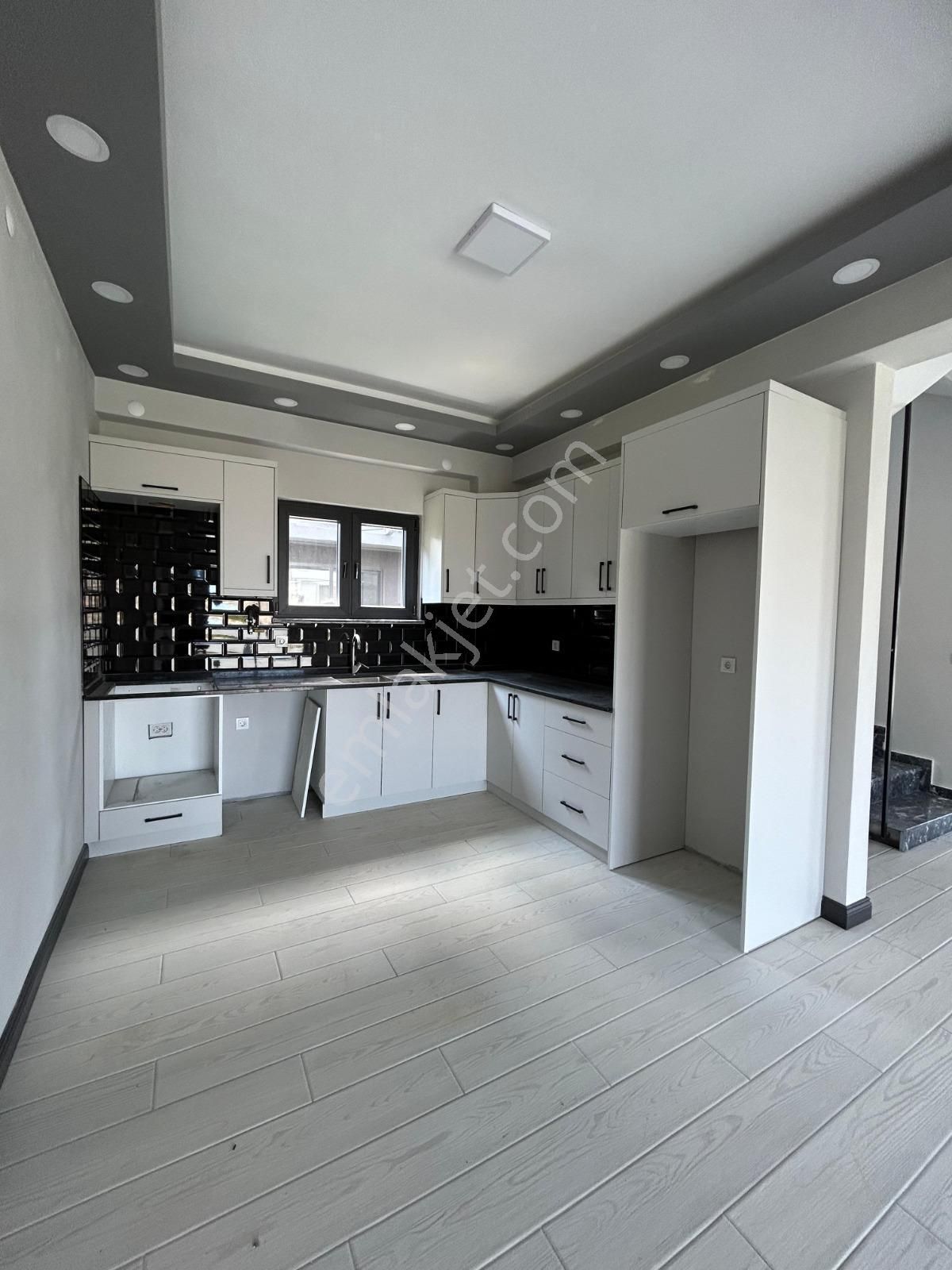 Karasuda Deniz Manzaralı Müstakil Bahçeli 4+1 Satılık Tripleks - Görsel 7