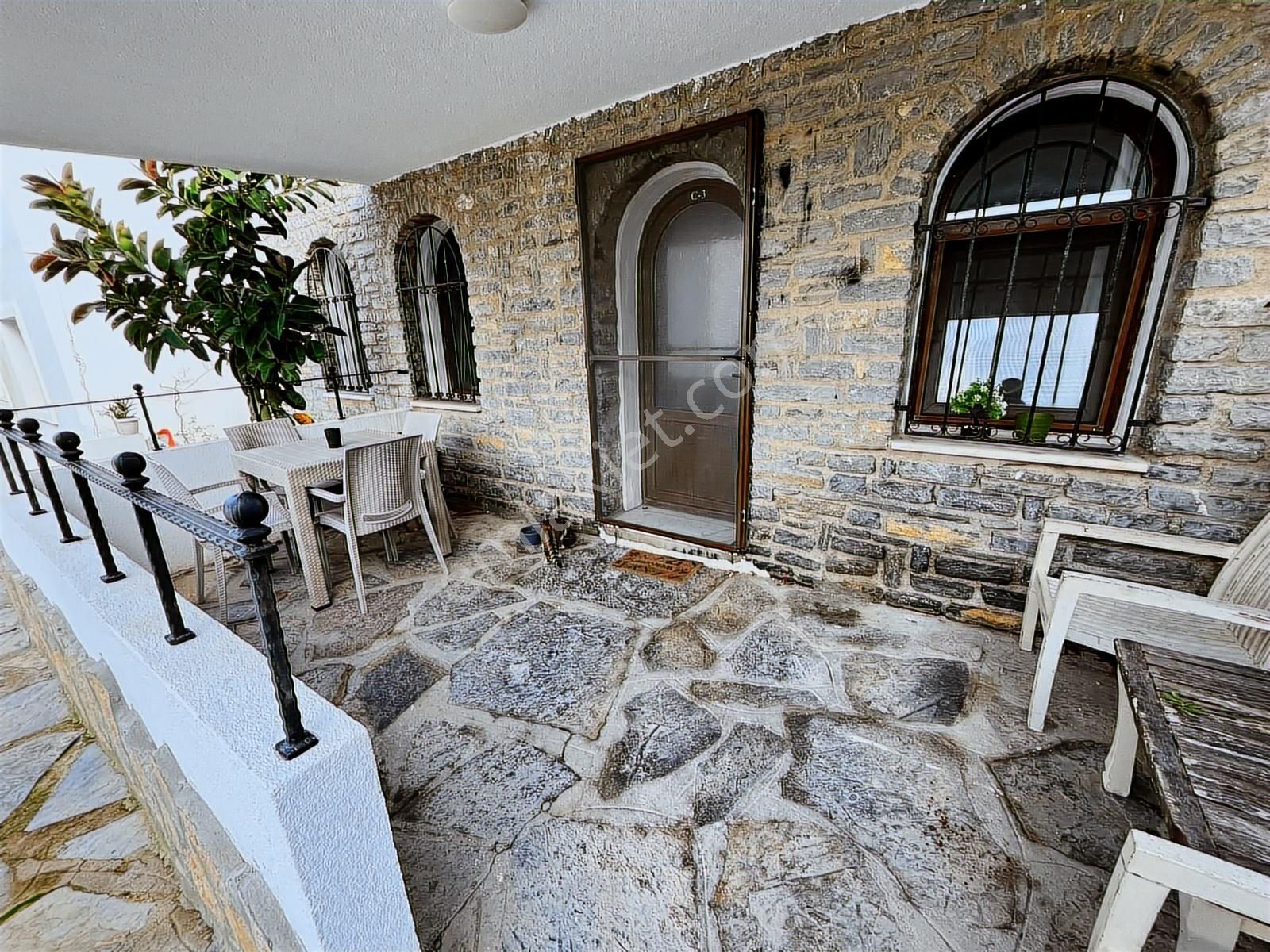 Havuzlu Sitede Giriş Katı