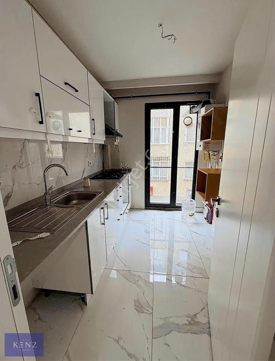 Ulaşım Sorunu Yok ! Libadiye Cadde Üzeri Kiralık 2+1 - Görsel 3