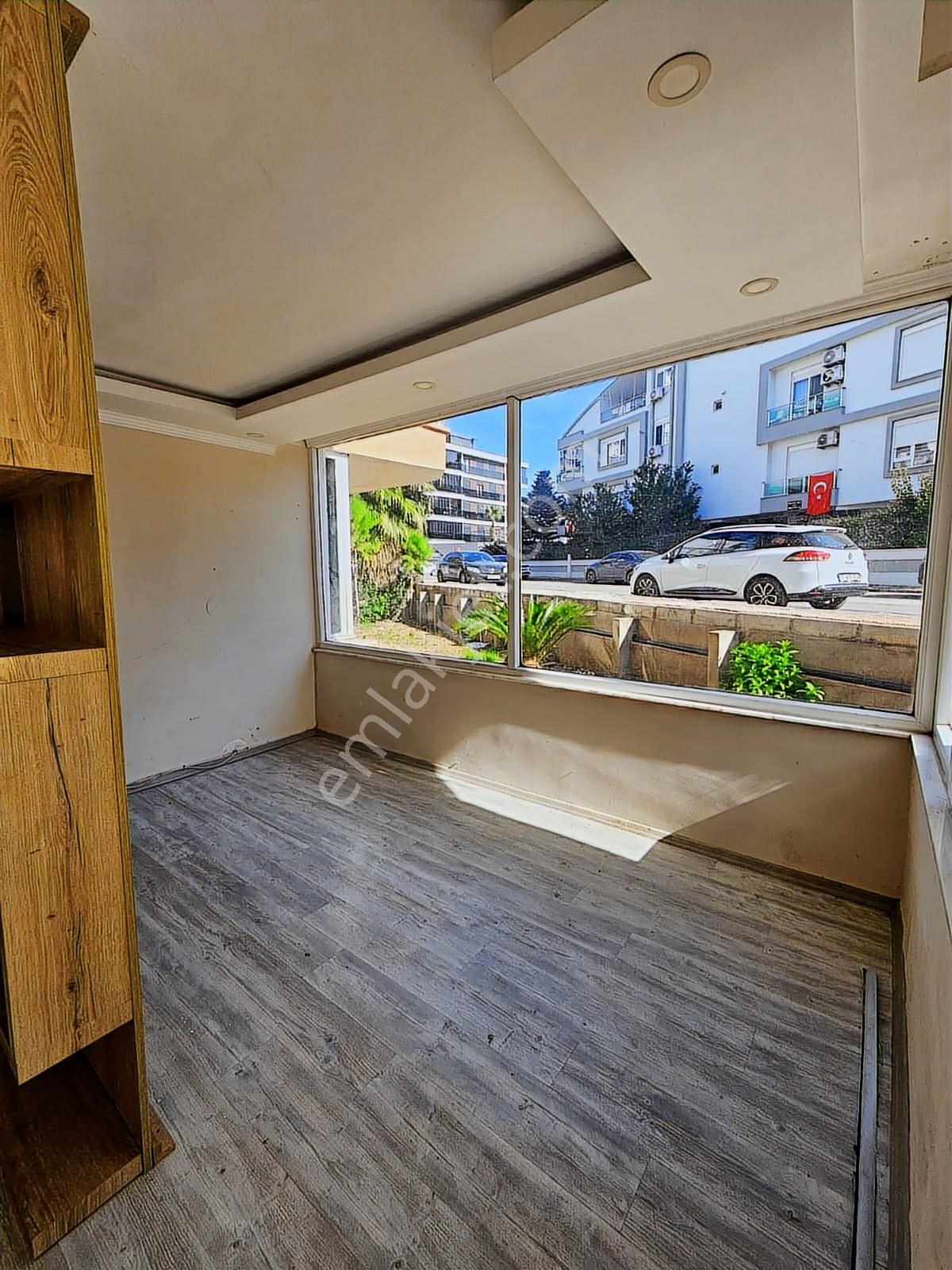 Güzeloba'da Cadde Üzeri Kiralık Geniş Dükkan - Görsel 2