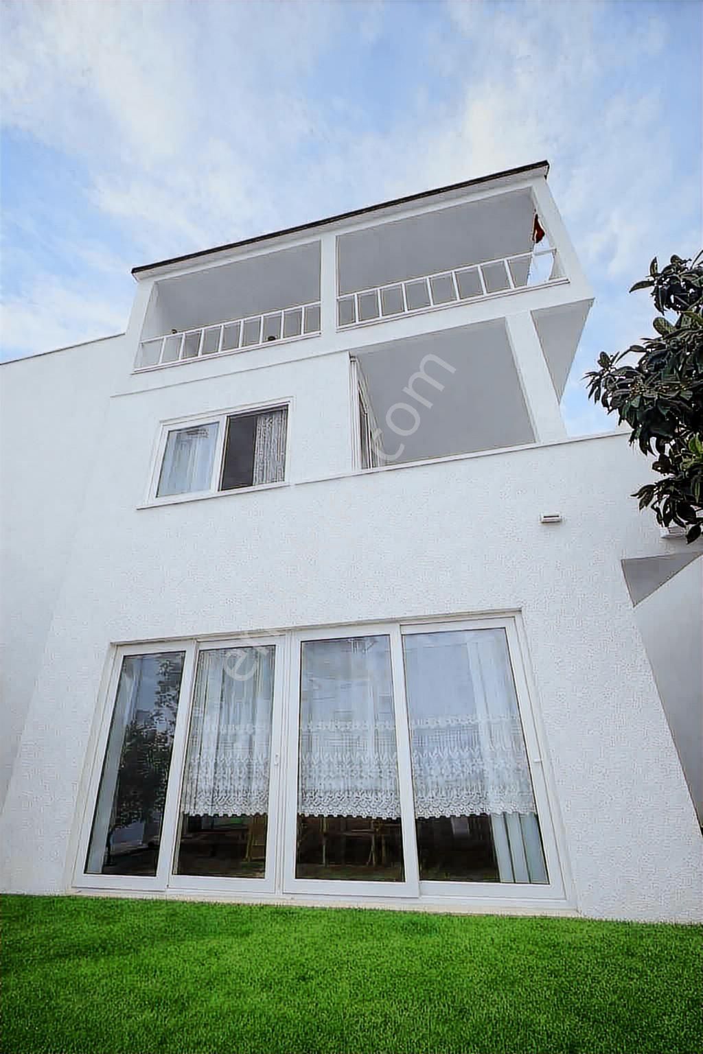 Gündoğan'da Deniz Manzaralı Satılık Villa