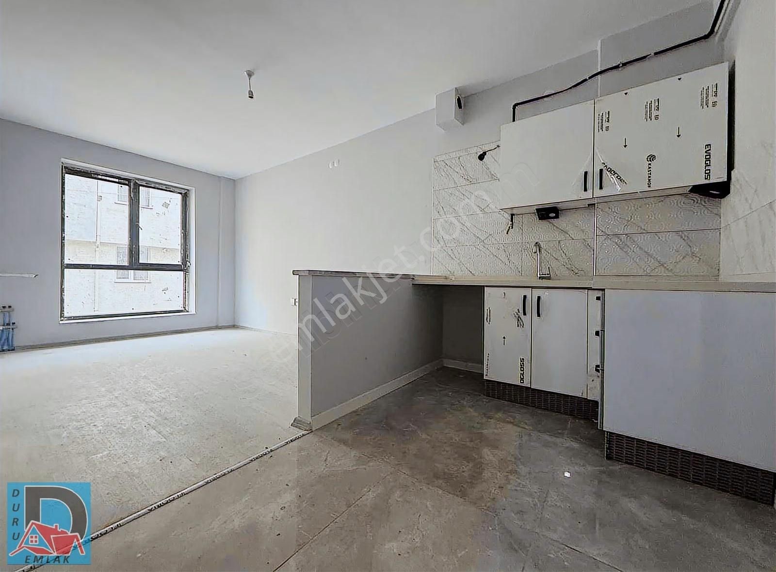 Duru Dan Şehrin Merkezinde Operanın Orada 1+1