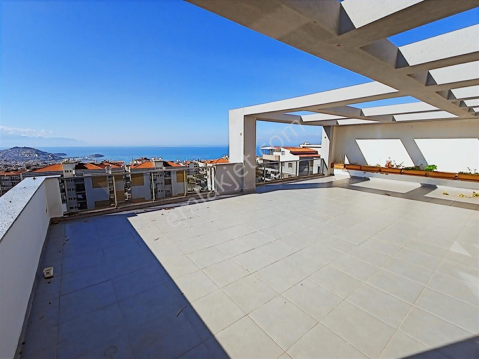 Kuşadası Ege Mahallesi Havuzlu Sitede Manzaralı Dubleks Daire