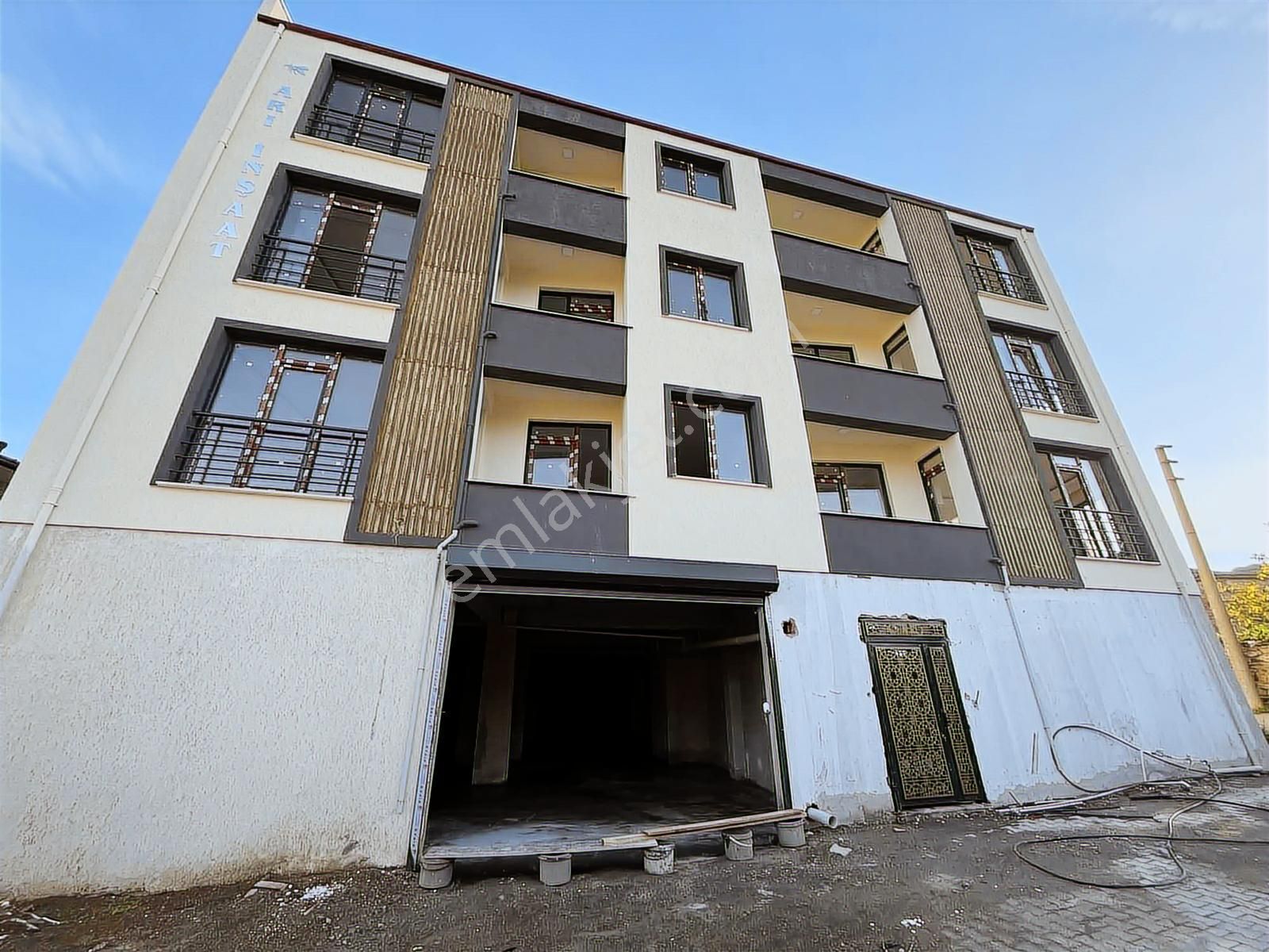 Gömeç'te Satılık Geniş Balkonlu Asansörlü Daire