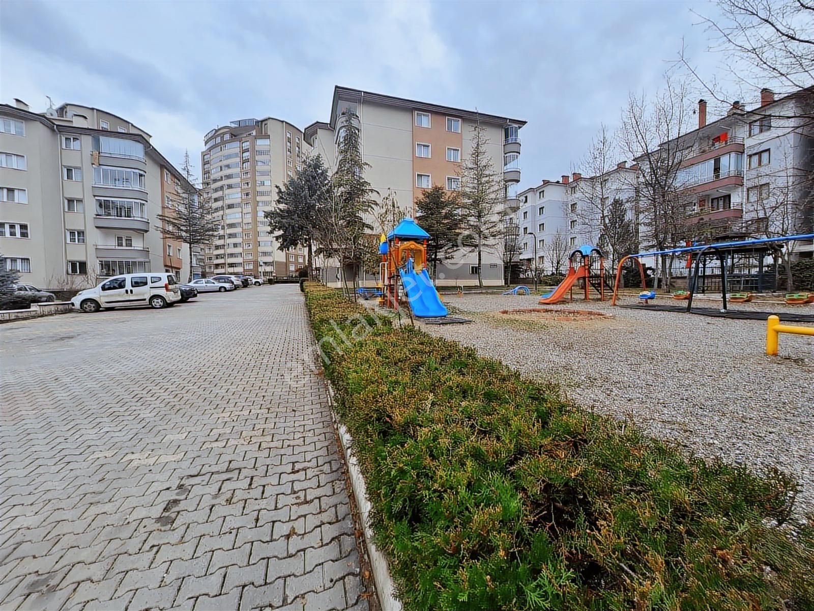 Yenimahalle Serhatta Site İçinde Satılık Geniş Ferah 3+1 - Görsel 2