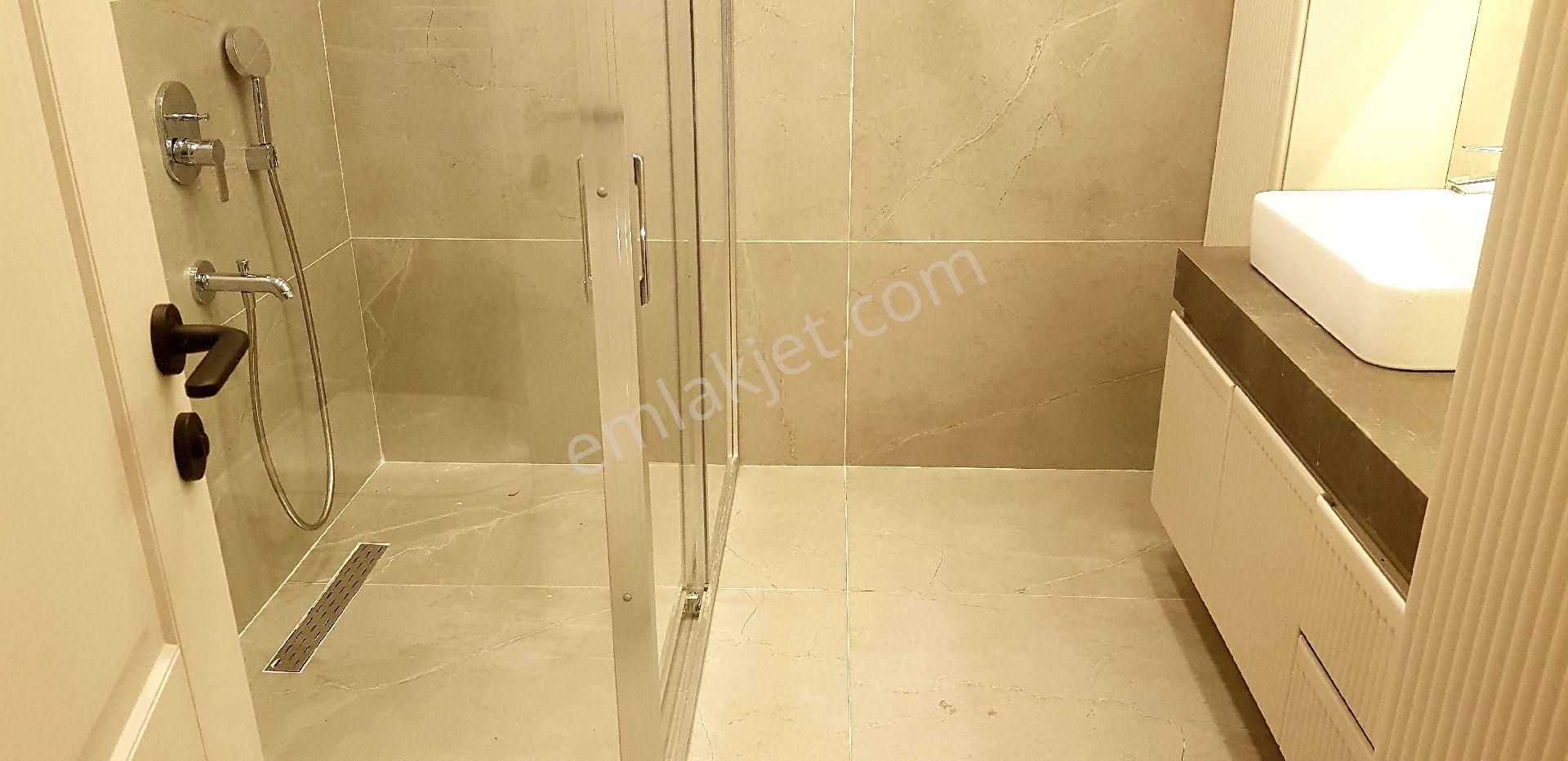 Göztepe'de Mimari Tasarımlı Katta Tek 3 Banyolu 220m2 4+1 Ara Kat Daire - Görsel 30