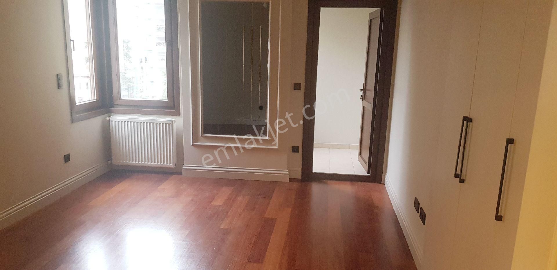 Göztepe'de Mimari Tasarımlı Katta Tek 3 Banyolu 220m2 4+1 Ara Kat Daire - Görsel 15