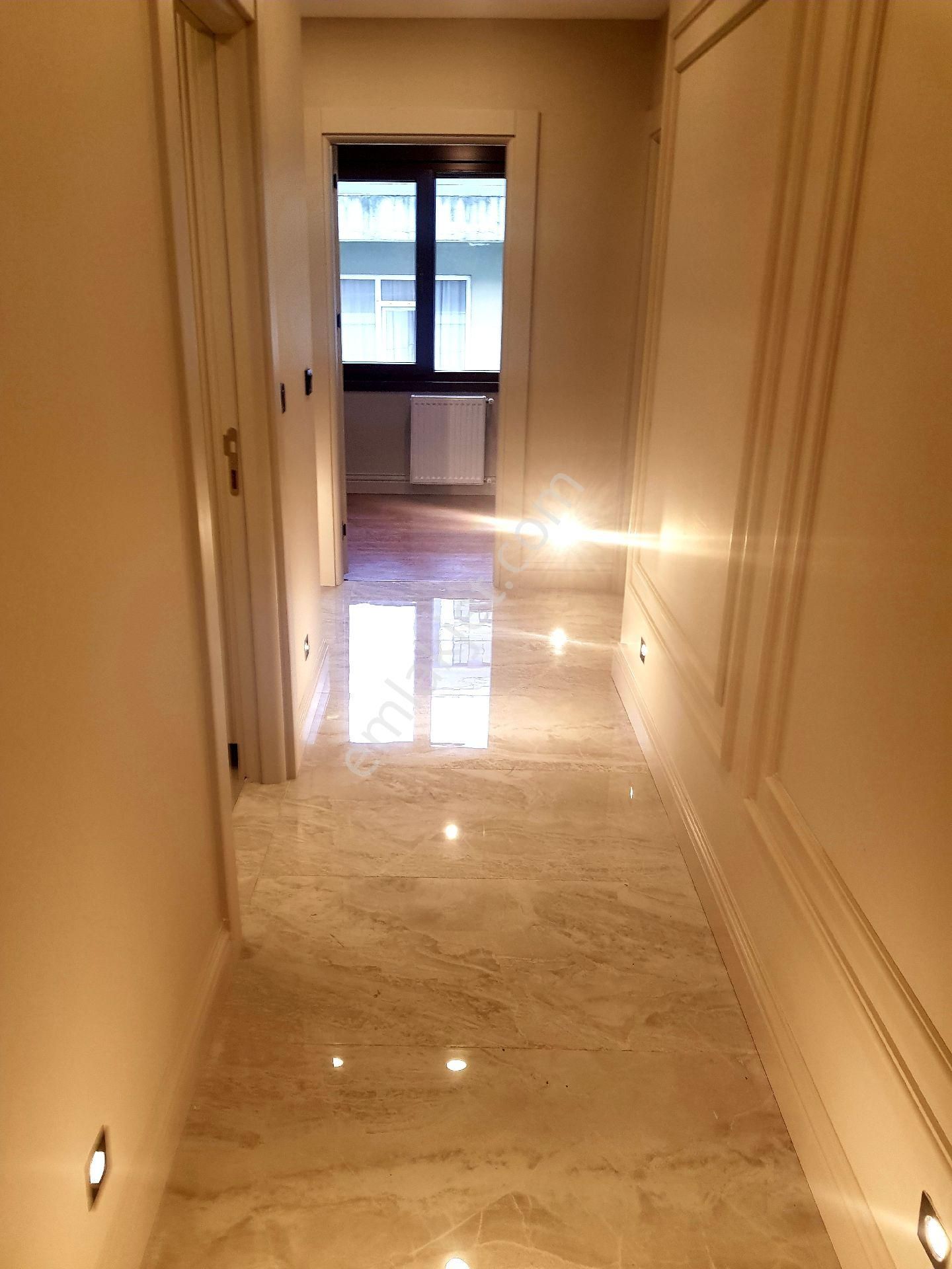 Göztepe'de Mimari Tasarımlı Katta Tek 3 Banyolu 220m2 4+1 Ara Kat Daire - Görsel 12