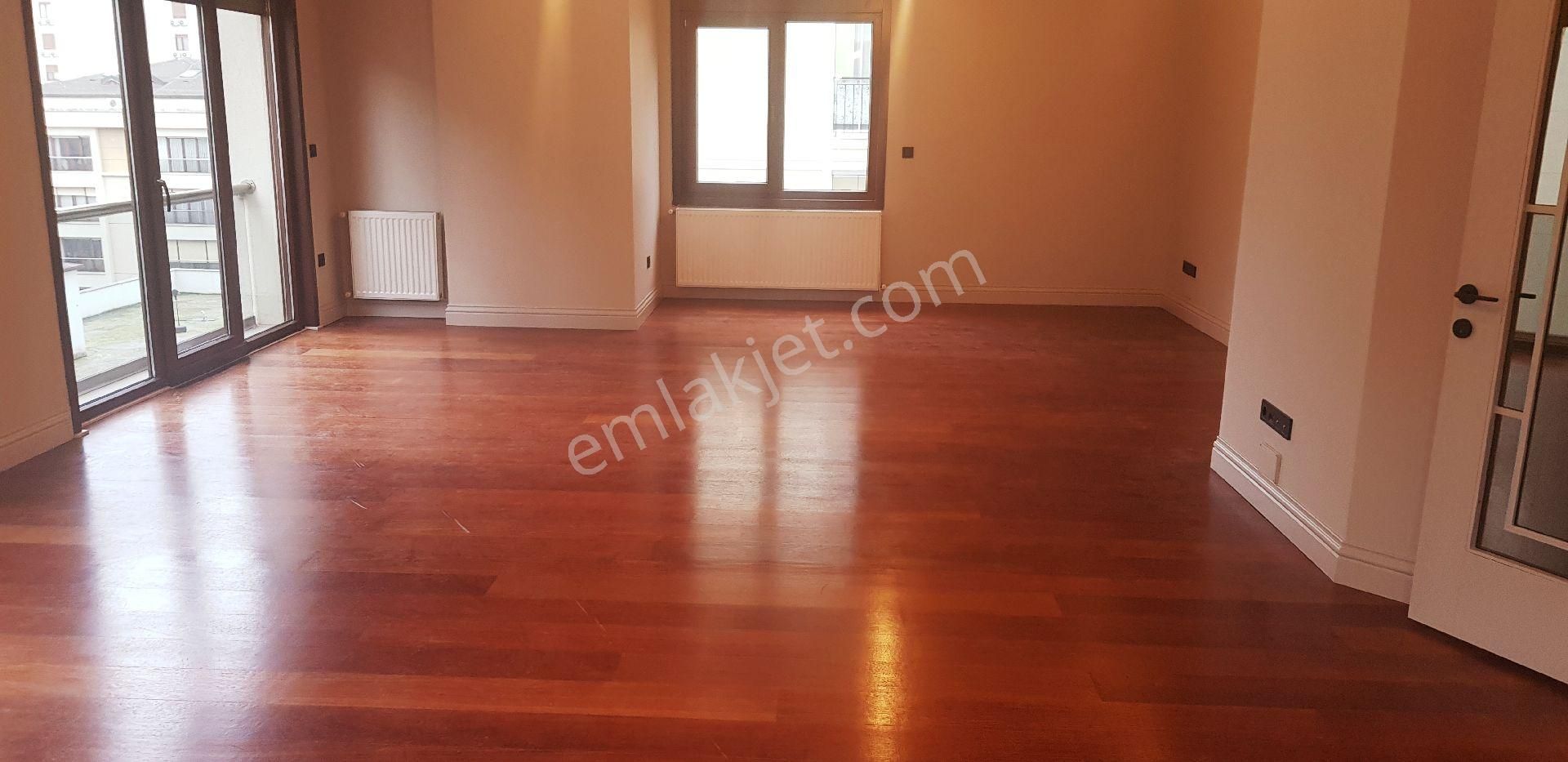 Göztepe'de Mimari Tasarımlı Katta Tek 3 Banyolu 220m2 4+1 Ara Kat Daire - Görsel 25