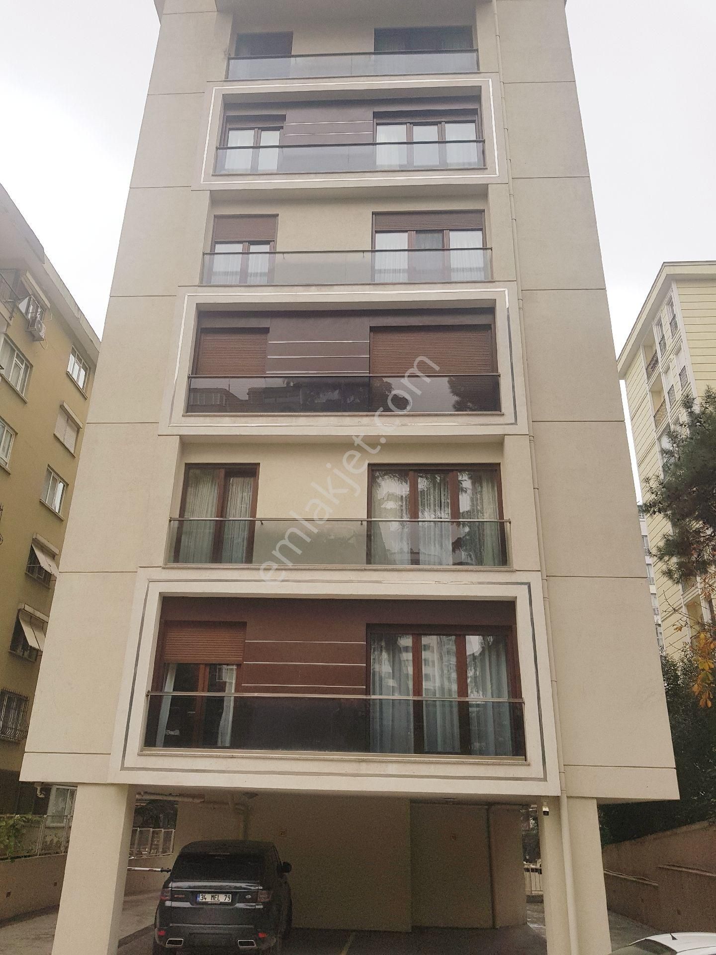 Göztepe'de Mimari Tasarımlı Katta Tek 3 Banyolu 220m2 4+1 Ara Kat Daire