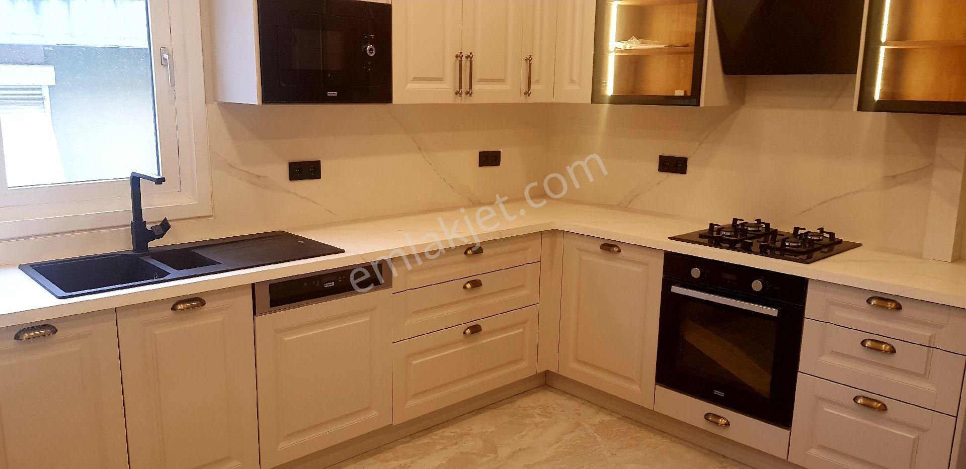 Göztepe'de Mimari Tasarımlı Katta Tek 3 Banyolu 220m2 4+1 Ara Kat Daire - Görsel 28