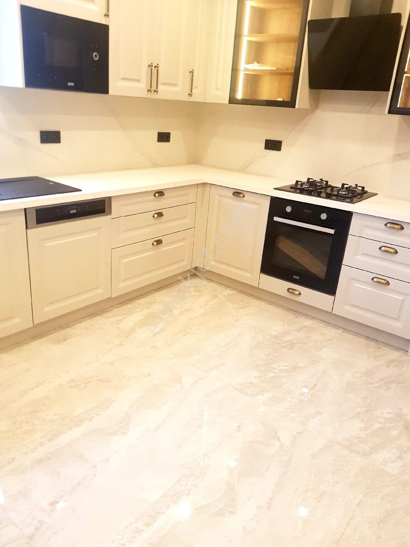 Göztepe'de Mimari Tasarımlı Katta Tek 3 Banyolu 220m2 4+1 Ara Kat Daire - Görsel 4