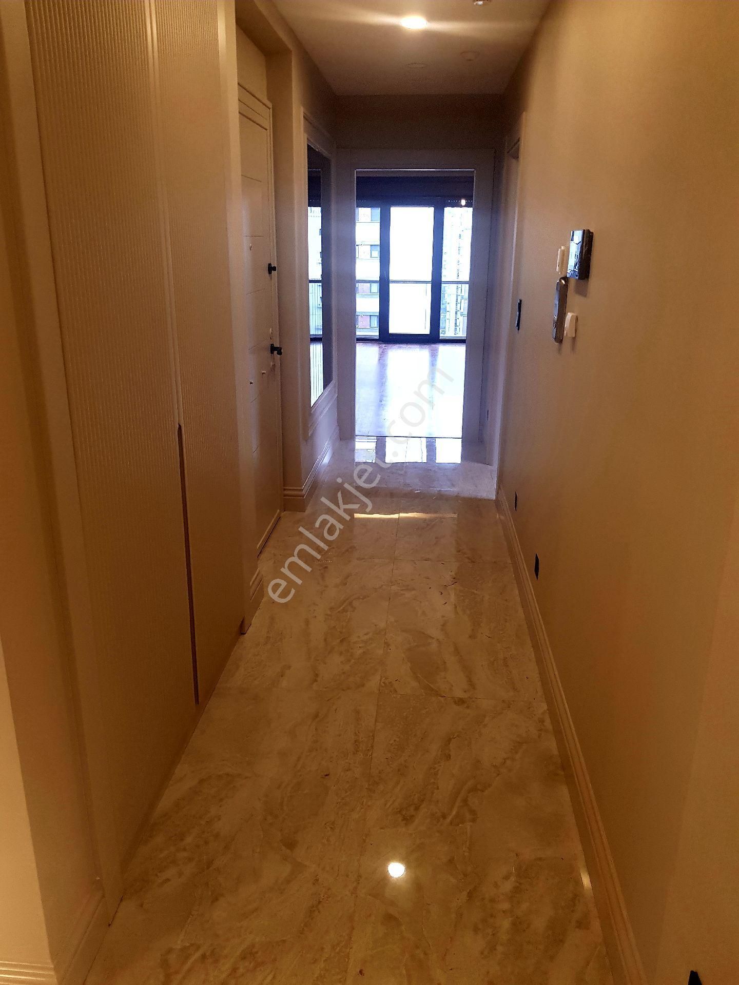 Göztepe'de Mimari Tasarımlı Katta Tek 3 Banyolu 220m2 4+1 Ara Kat Daire - Görsel 13