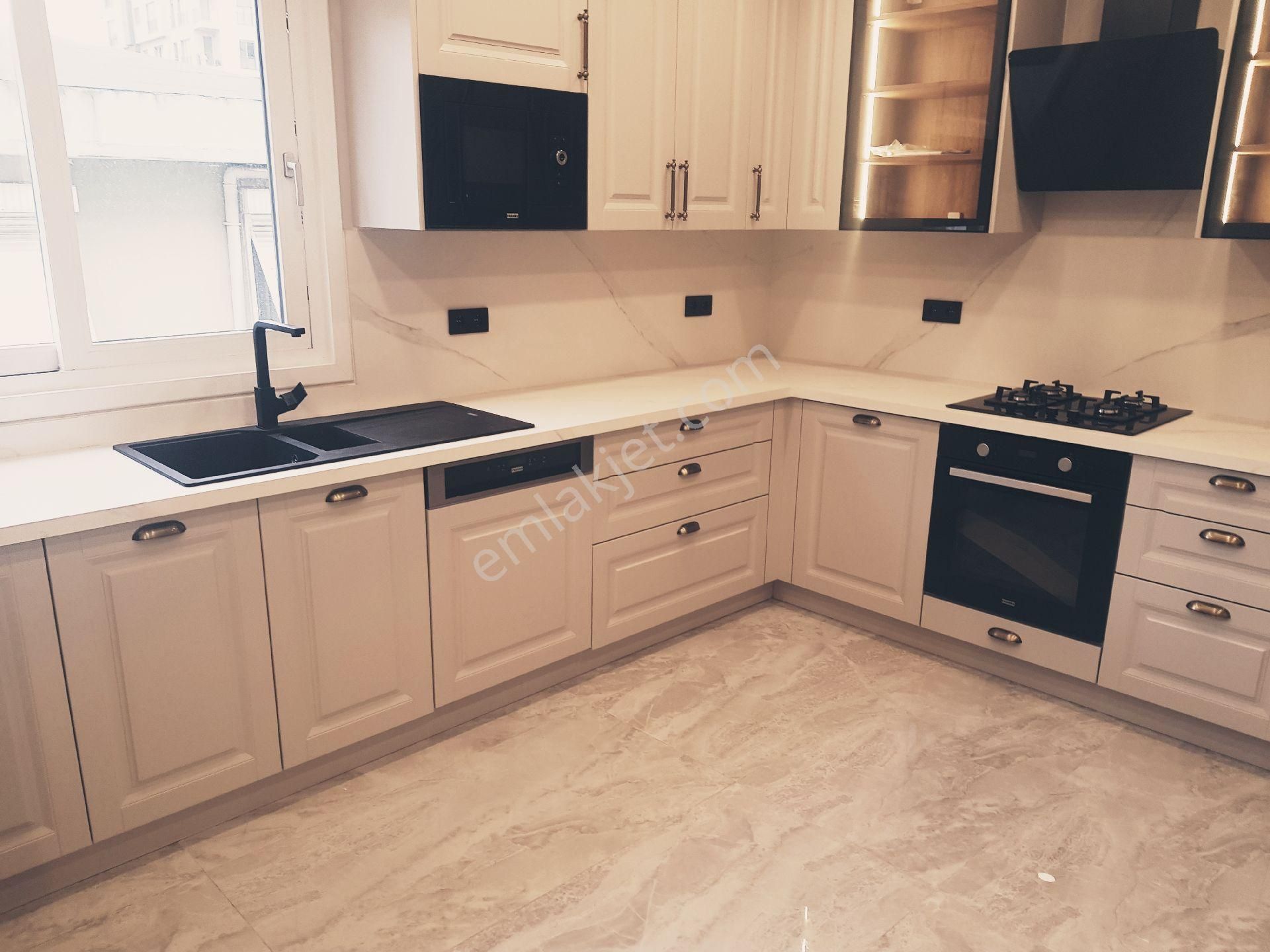 Göztepe'de Mimari Tasarımlı Katta Tek 3 Banyolu 220m2 4+1 Ara Kat Daire - Görsel 3