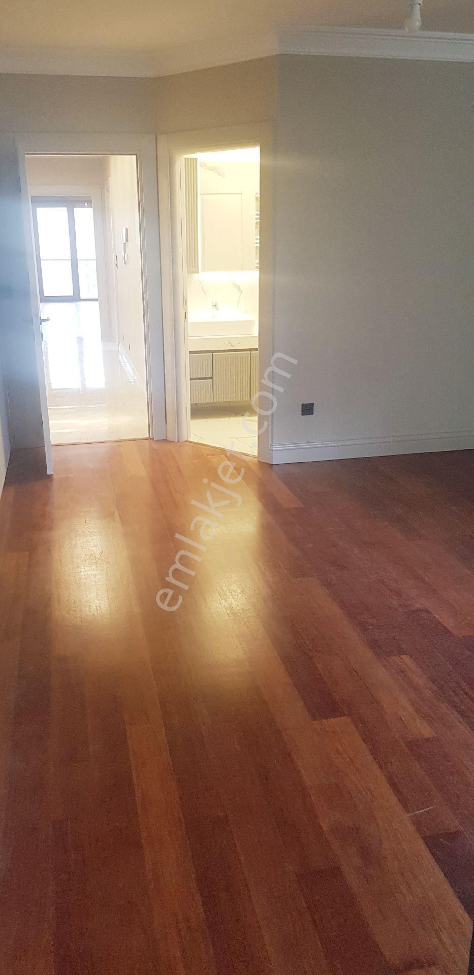 Göztepe'de Mimari Tasarımlı Katta Tek 3 Banyolu 220m2 4+1 Ara Kat Daire - Görsel 16