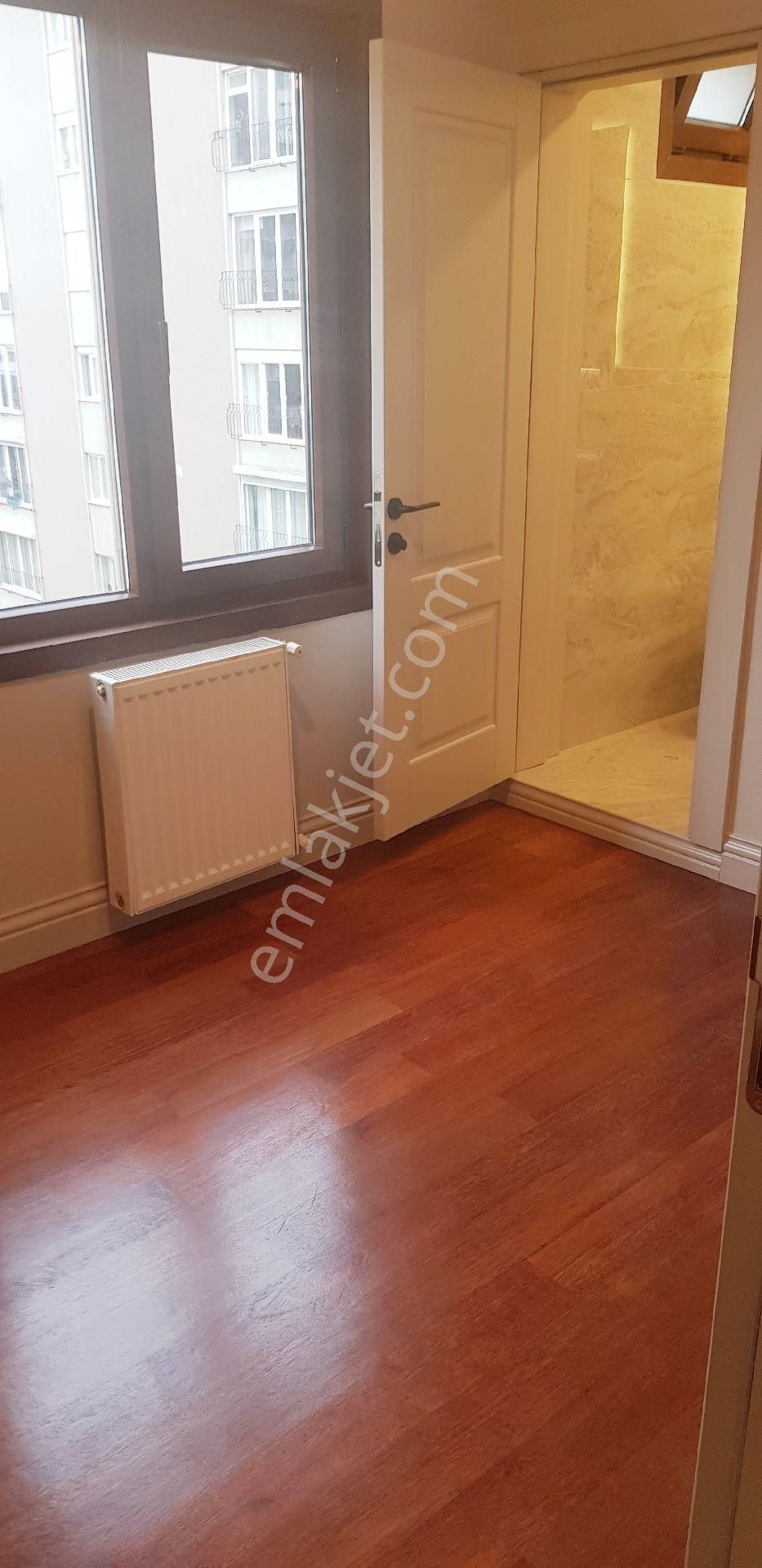 Göztepe'de Mimari Tasarımlı Katta Tek 3 Banyolu 220m2 4+1 Ara Kat Daire - Görsel 24