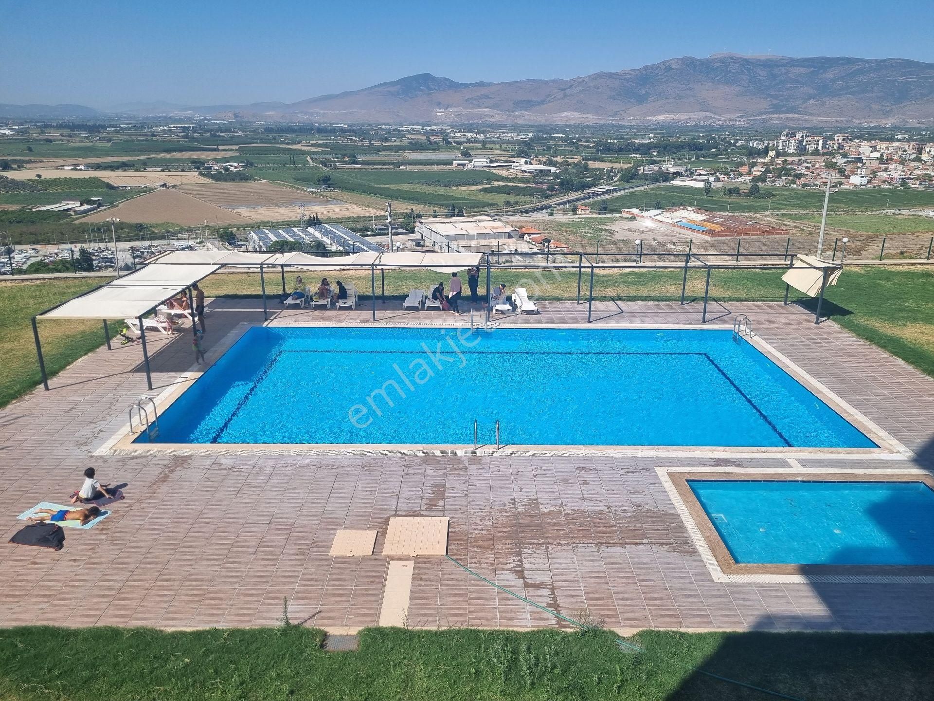 Menemen Yüzme Havuzlu Güvenlikli Sitede Ara Kat 2+1 Kiralık Daire