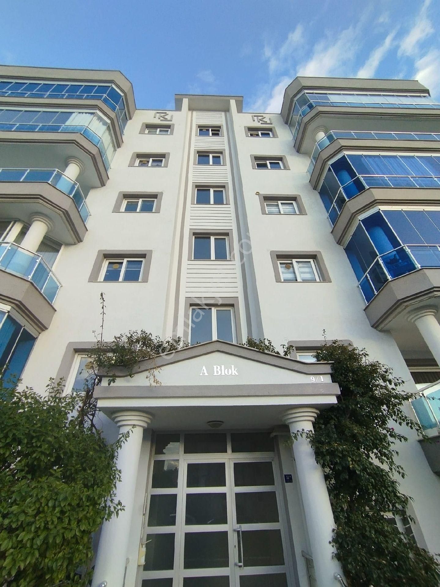 Kuşadası Ege Mahallesinde Havuzlu Sitede Doğalgazlı Satılık 3+1 150 M2 Daire