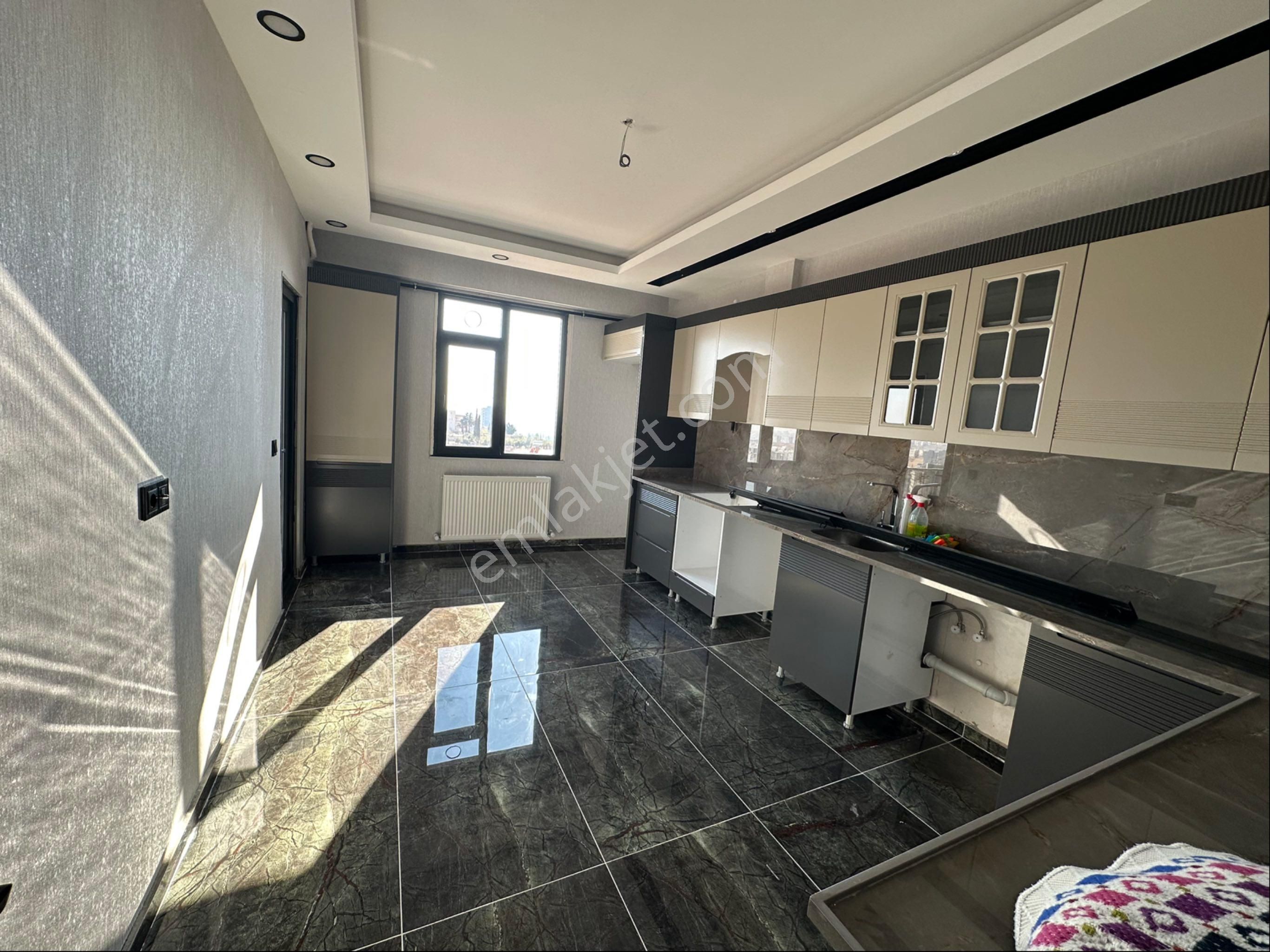 Kiralık 4 Odalı Lüks Ara Kat Daireler Çözüm Emlak’ta - Görsel 2