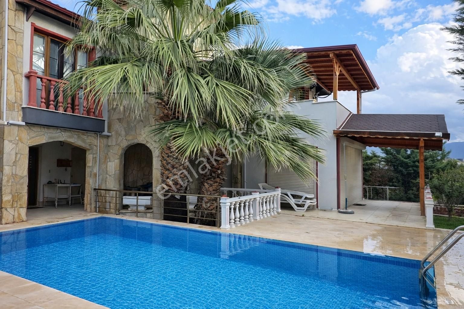 Kuşadası Satılık Villa | Site İçi | Müstakil Havuz Ve Bahçeli