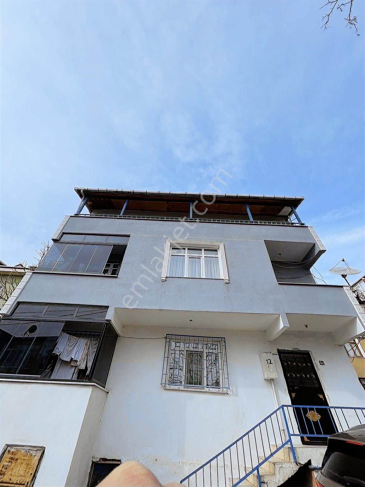 Koru Emlaktan 1+1 Geniş Balkonlu, Doğalgazlı Son Kat Daire