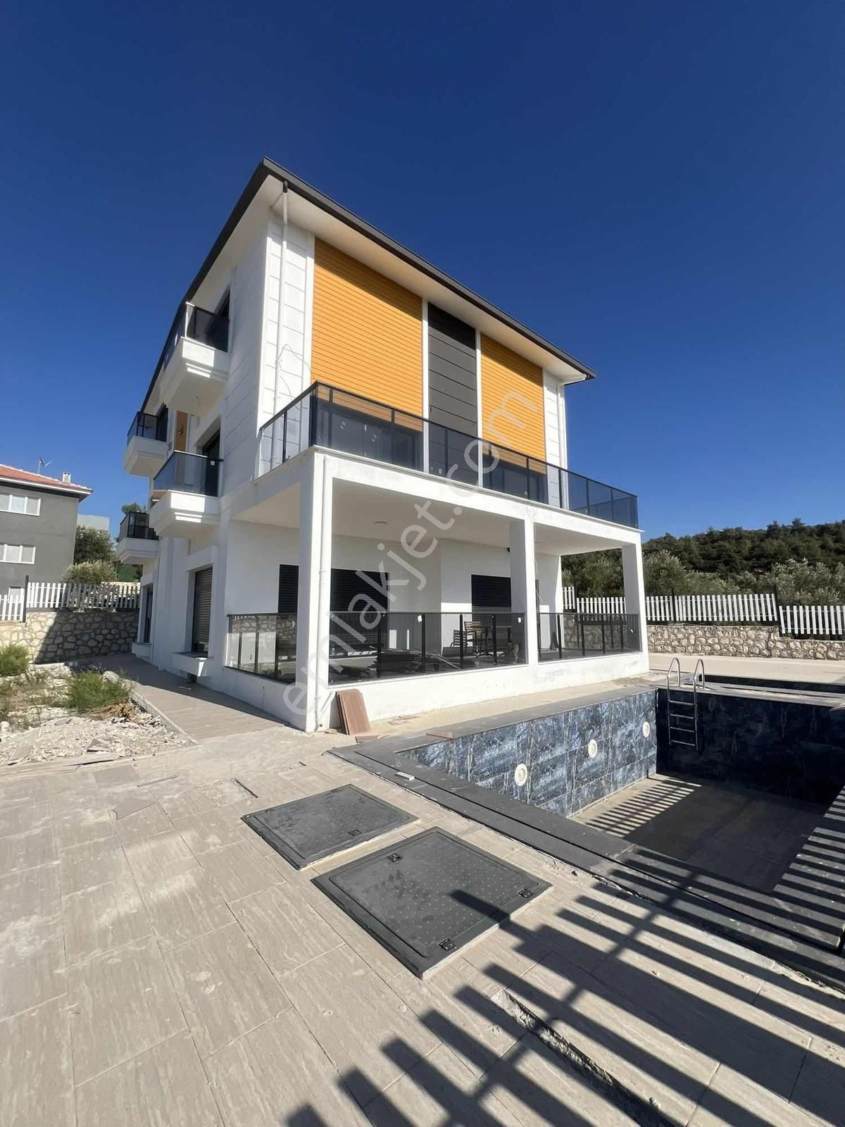 Demircide Panoromik Vadi Manzaralı Tripleks Villa