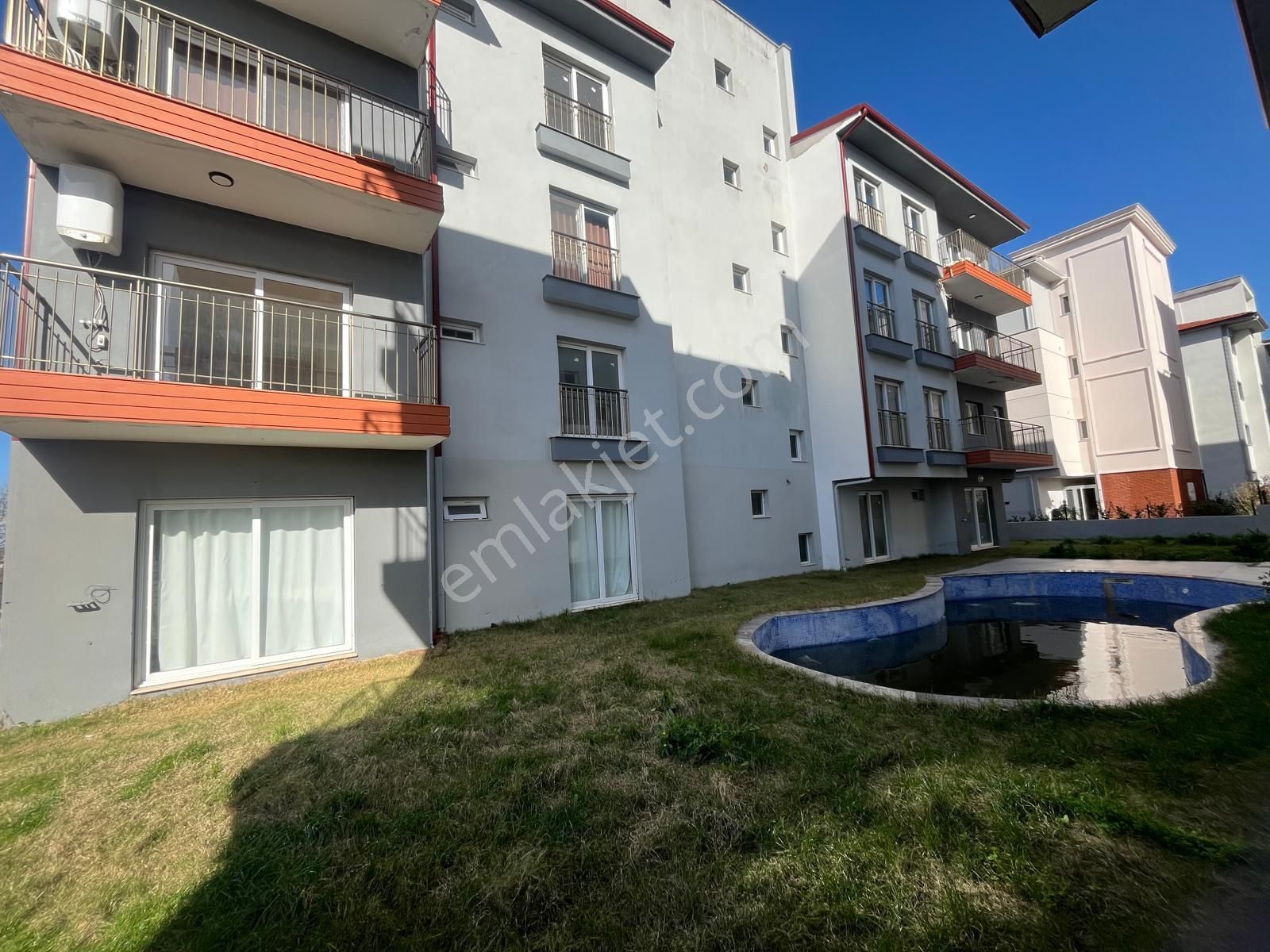 Kuşadası Davutlar’da Havuzlu Sitede Satılık - Görsel 4