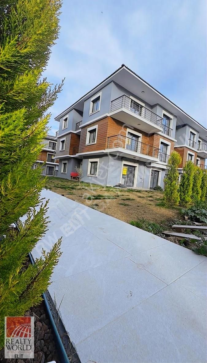 Merkezi Konumda Havuzlu Site İçinde 2+1 Kiralık Daire