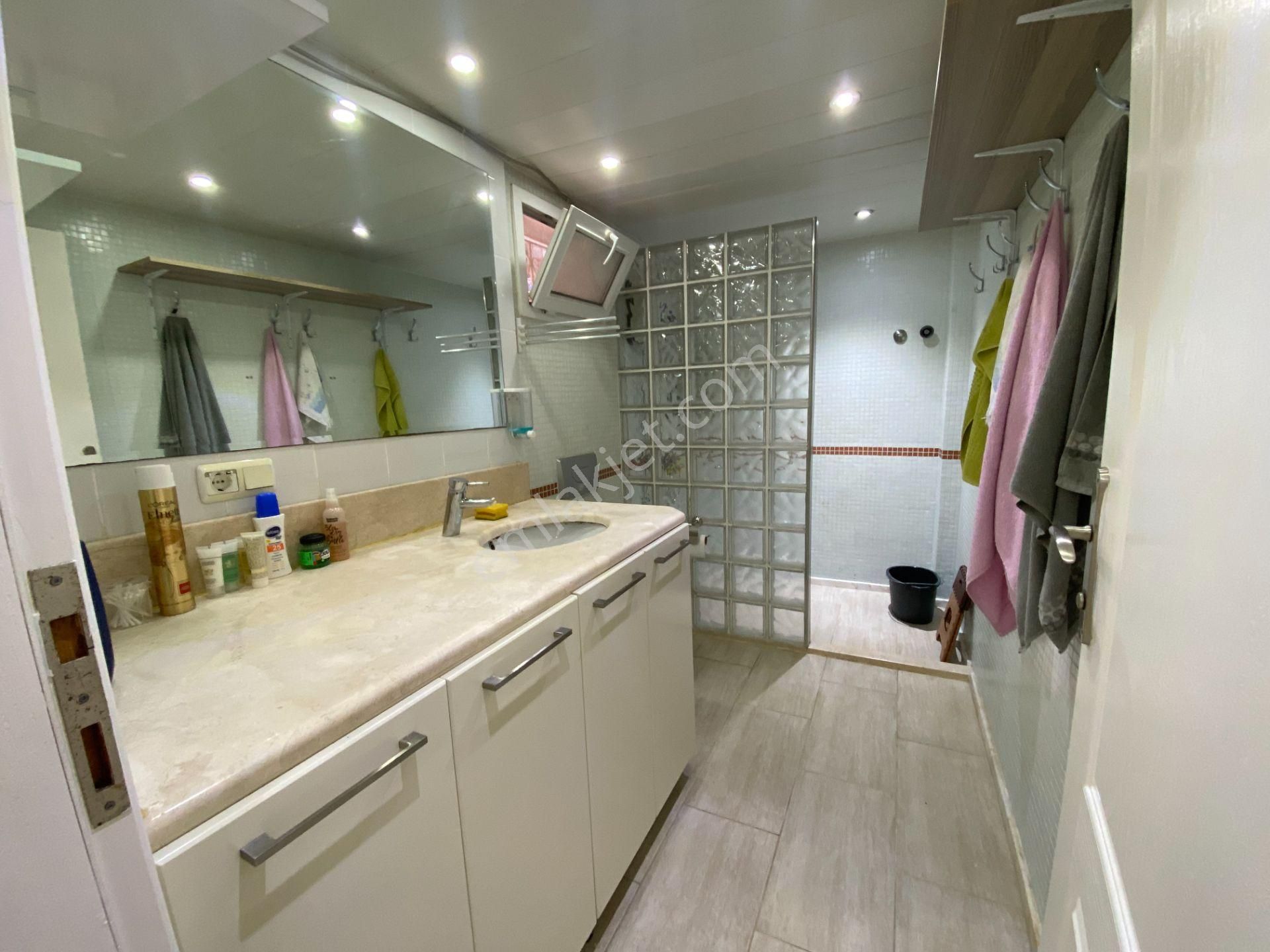 Alanya Merkezde Kiralık 2+1 Site İçi Eşyalı Denize 50metre Daire - Görsel 11