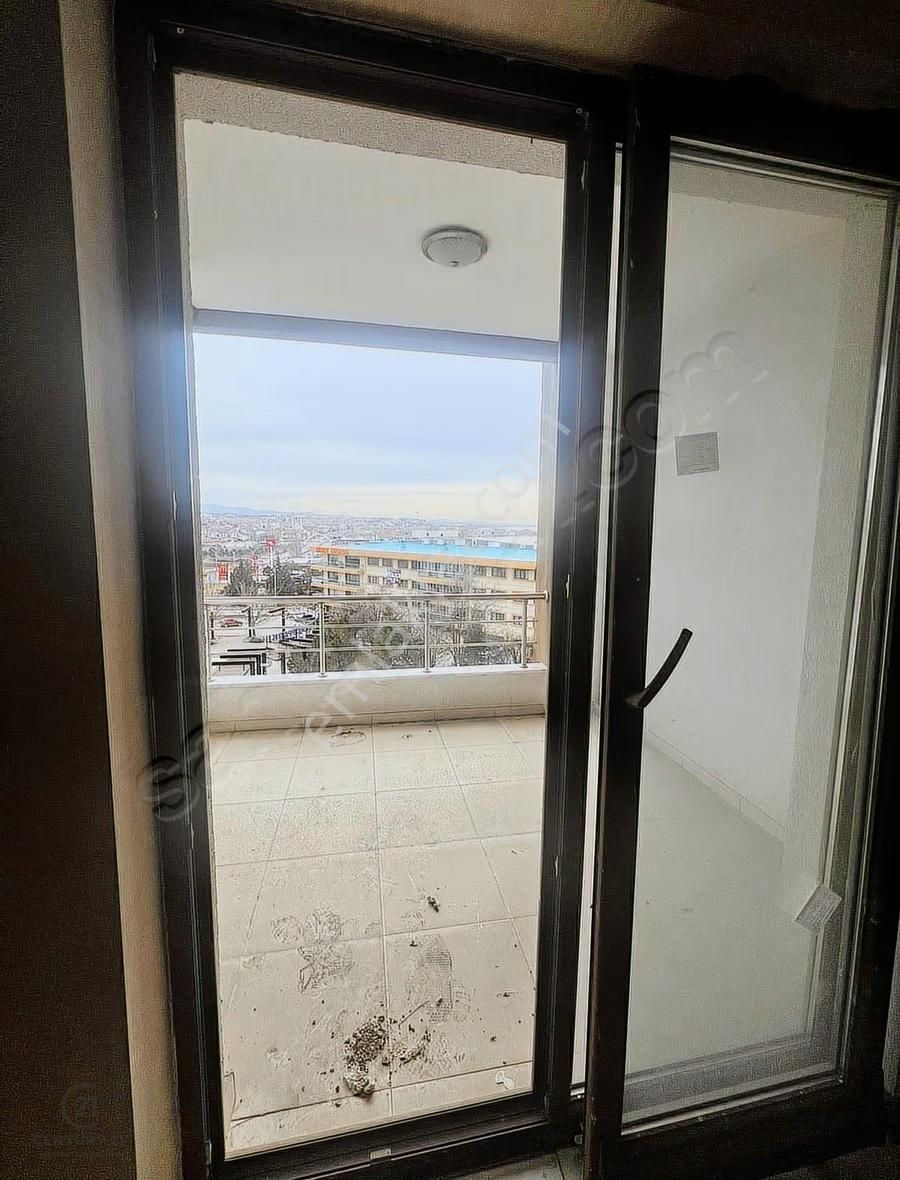 Karşıyaka'da Göl Manzaralı 3+1 Satılık Daire - Görsel 12